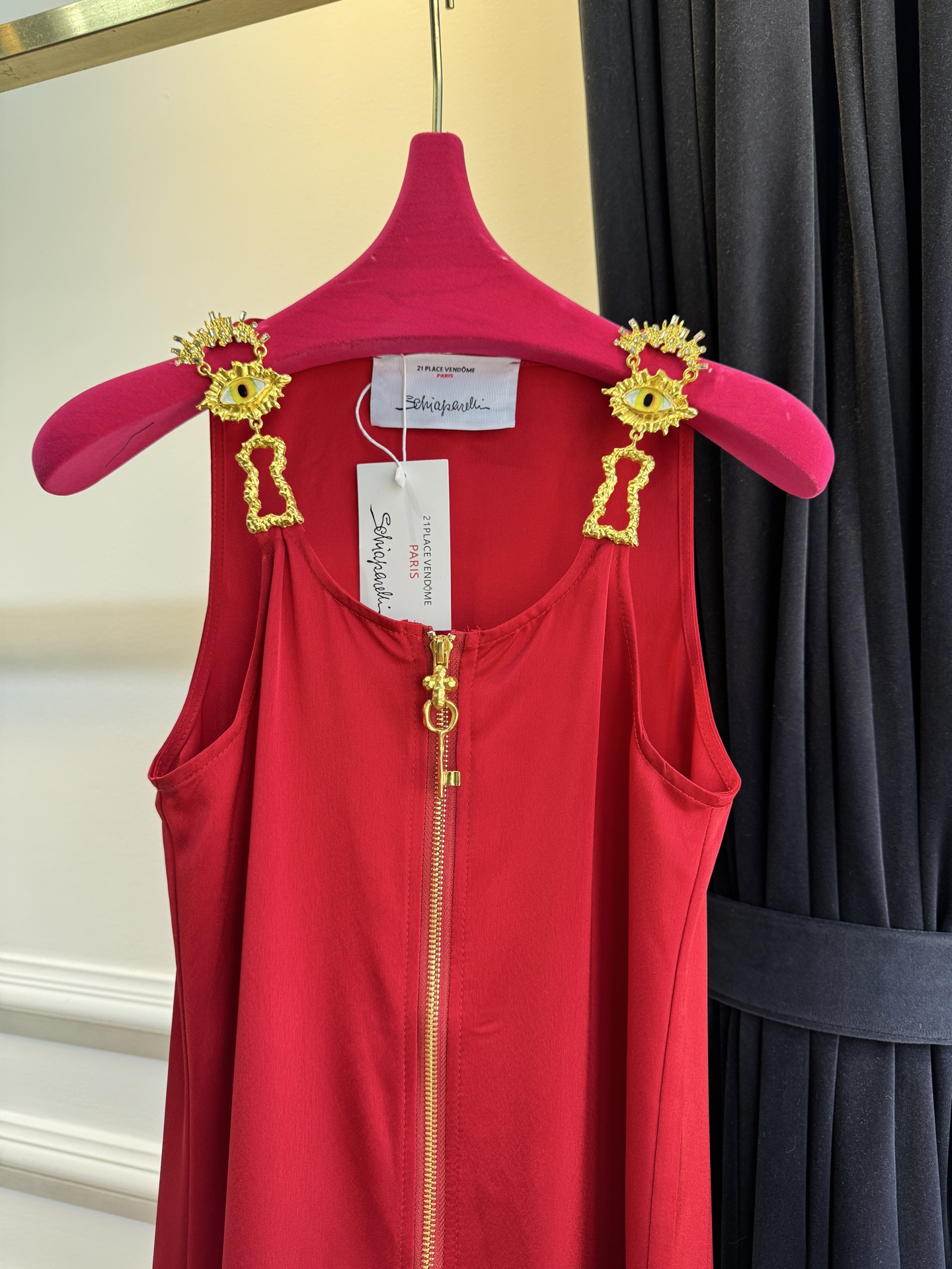 Schiaparelli（夏帕瑞丽）拉链连衣裙选用纯色哑光质感面料，视觉上明艳且高级，垂坠感良好，能勾勒