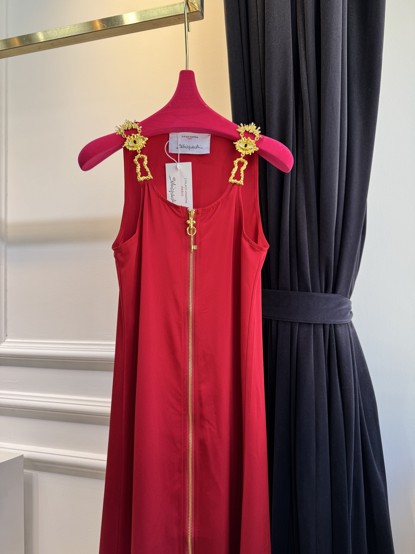 Schiaparelli（夏帕瑞丽）拉链连衣裙选用纯色哑光质感面料，视觉上明艳且高级，垂坠感良好，能勾勒