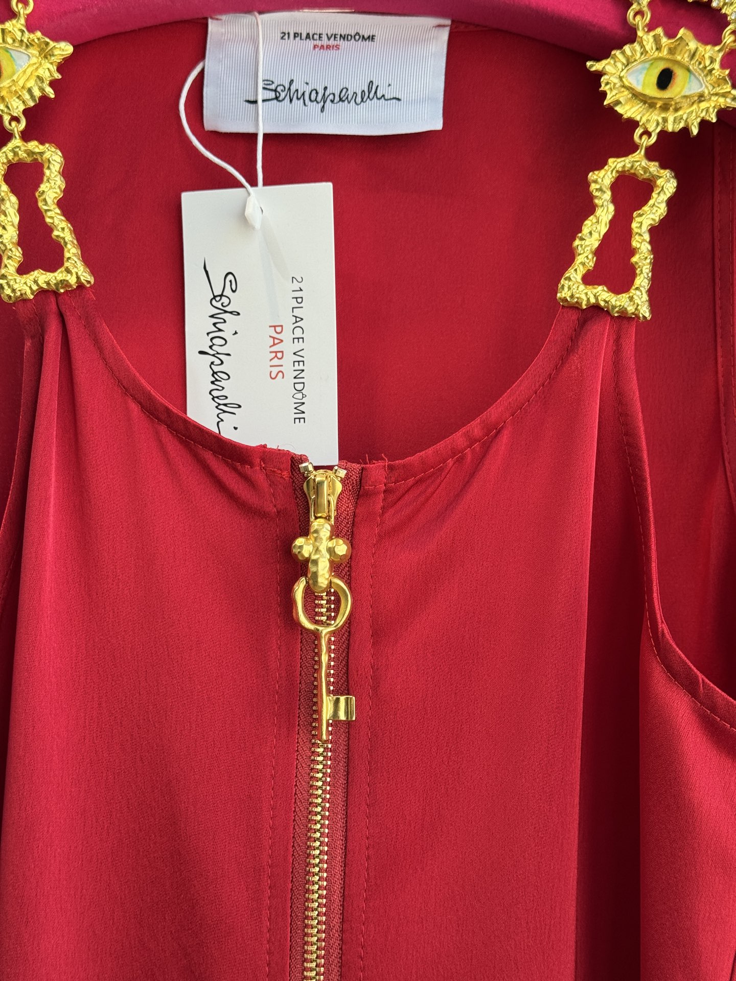 Schiaparelli（夏帕瑞丽）拉链连衣裙选用纯色哑光质感面料，视觉上明艳且高级，垂坠感良好，能勾勒