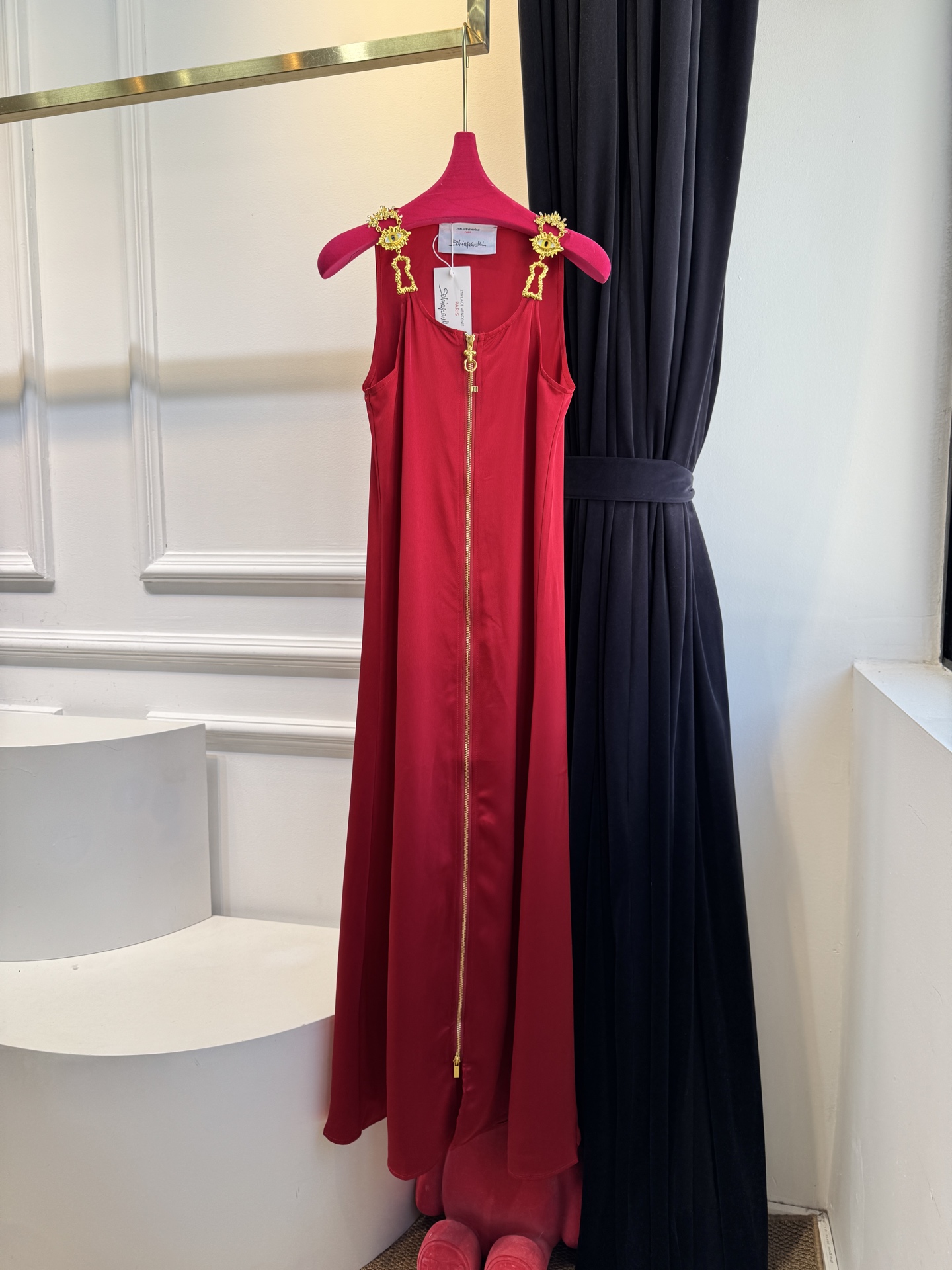 Schiaparelli（夏帕瑞丽）拉链连衣裙选用纯色哑光质感面料，视觉上明艳且高级，垂坠感良好，能勾勒