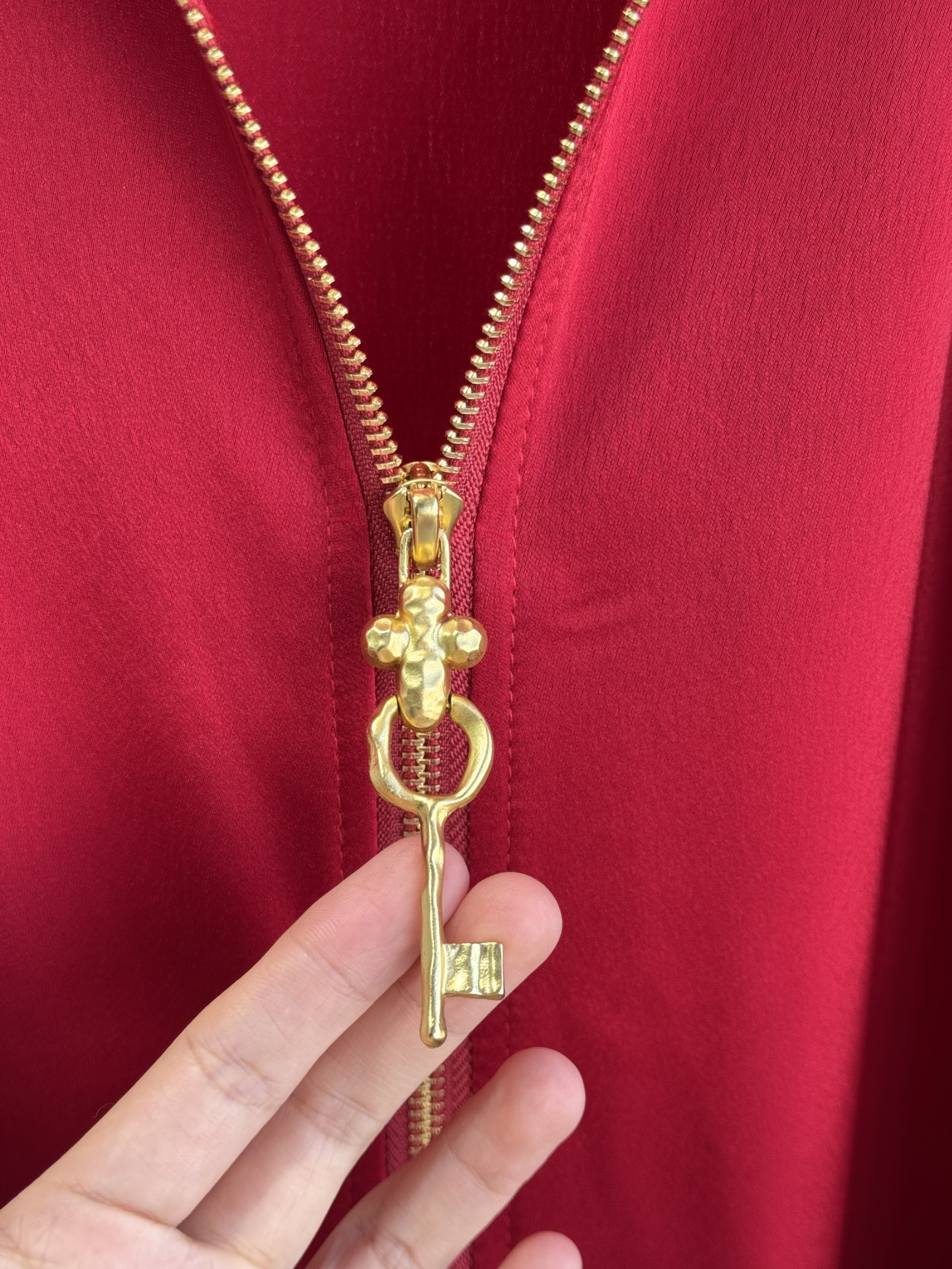 Schiaparelli（夏帕瑞丽）拉链连衣裙选用纯色哑光质感面料，视觉上明艳且高级，垂坠感良好，能勾勒