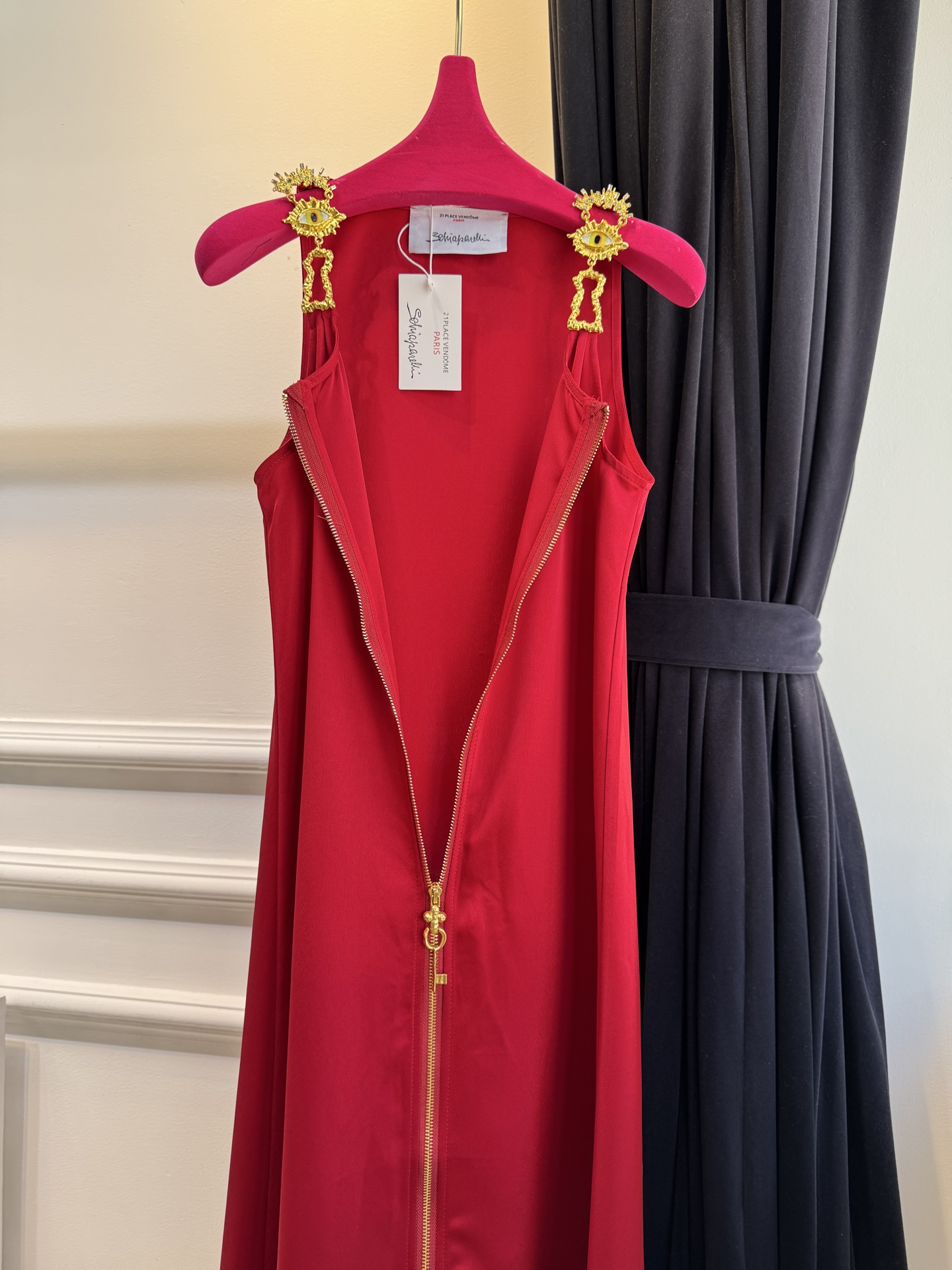 Schiaparelli（夏帕瑞丽）拉链连衣裙选用纯色哑光质感面料，视觉上明艳且高级，垂坠感良好，能勾勒