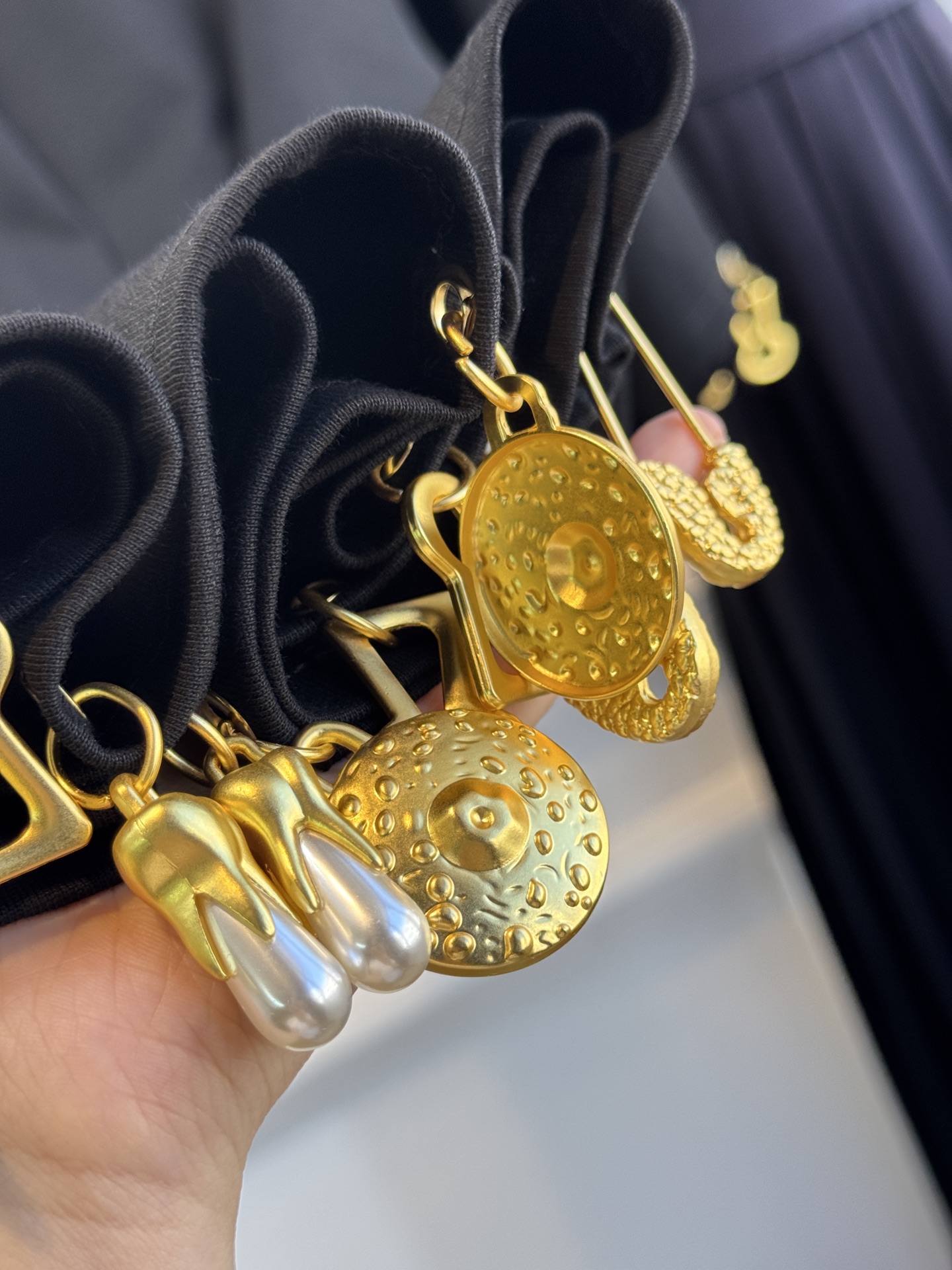 Schiaparelli（夏帕瑞丽）吊坠T恤采用oversize宽松圆领中袖版型，面料为柔软的棉质混纺，