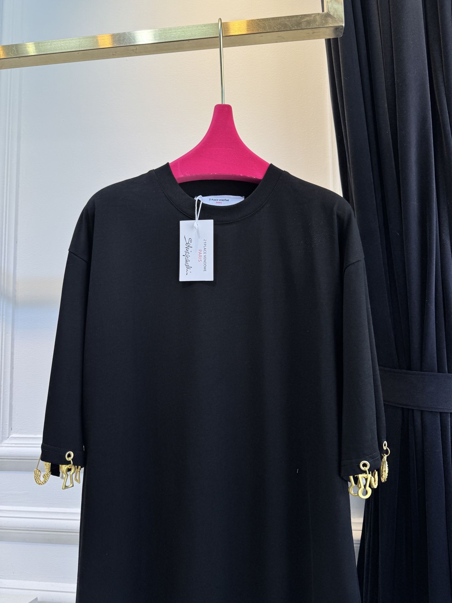 Schiaparelli（夏帕瑞丽）吊坠T恤采用oversize宽松圆领中袖版型，面料为柔软的棉质混纺，