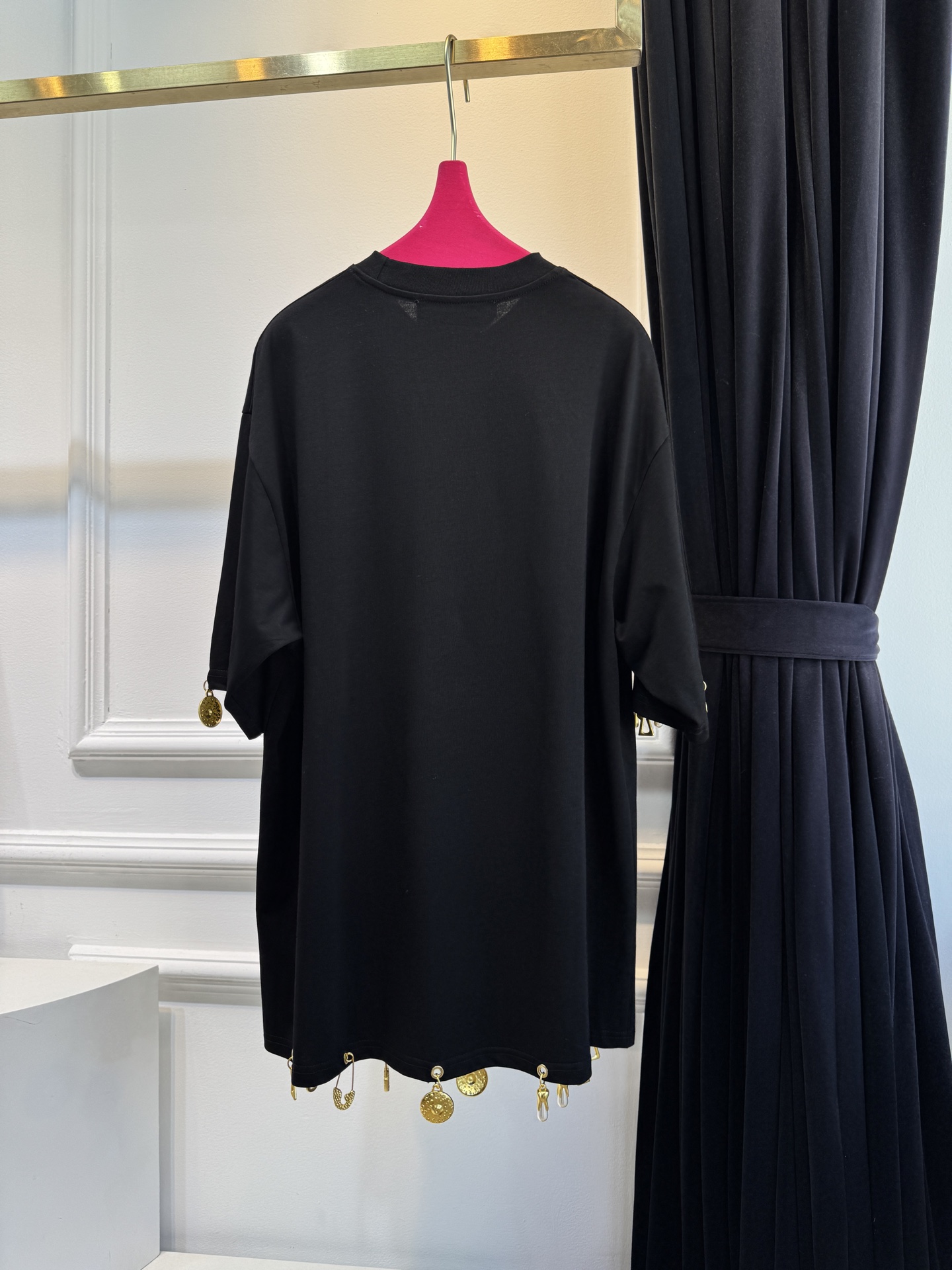 Schiaparelli（夏帕瑞丽）吊坠T恤采用oversize宽松圆领中袖版型，面料为柔软的棉质混纺，