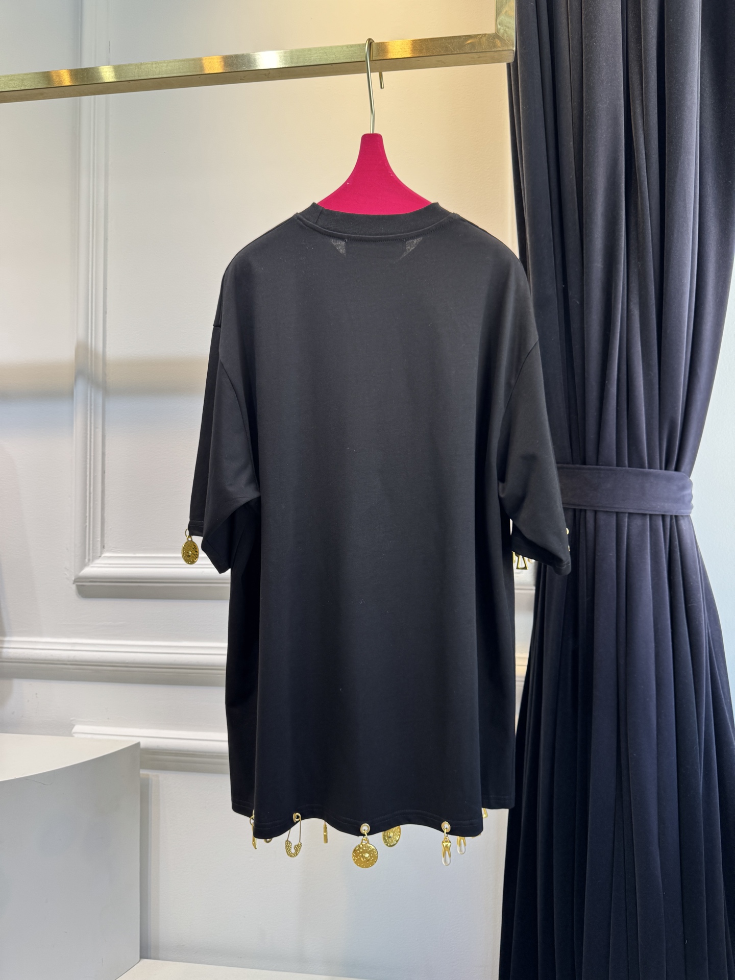 Schiaparelli（夏帕瑞丽）吊坠T恤采用oversize宽松圆领中袖版型，面料为柔软的棉质混纺，