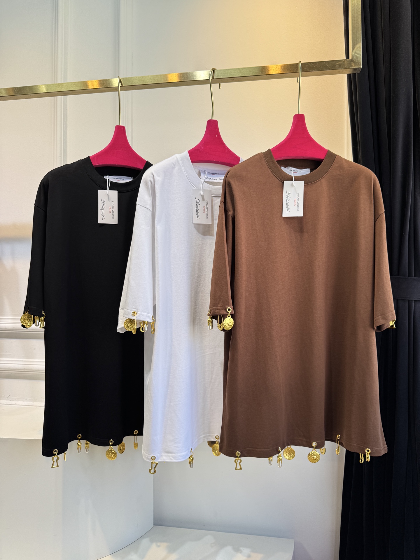 Schiaparelli（夏帕瑞丽）吊坠T恤采用oversize宽松圆领中袖版型，面料为柔软的棉质混纺，