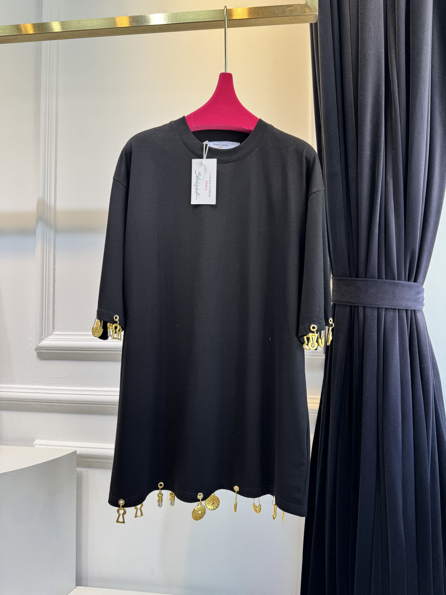 Schiaparelli（夏帕瑞丽）吊坠T恤采用oversize宽松圆领中袖版型，面料为柔软的棉质混纺，