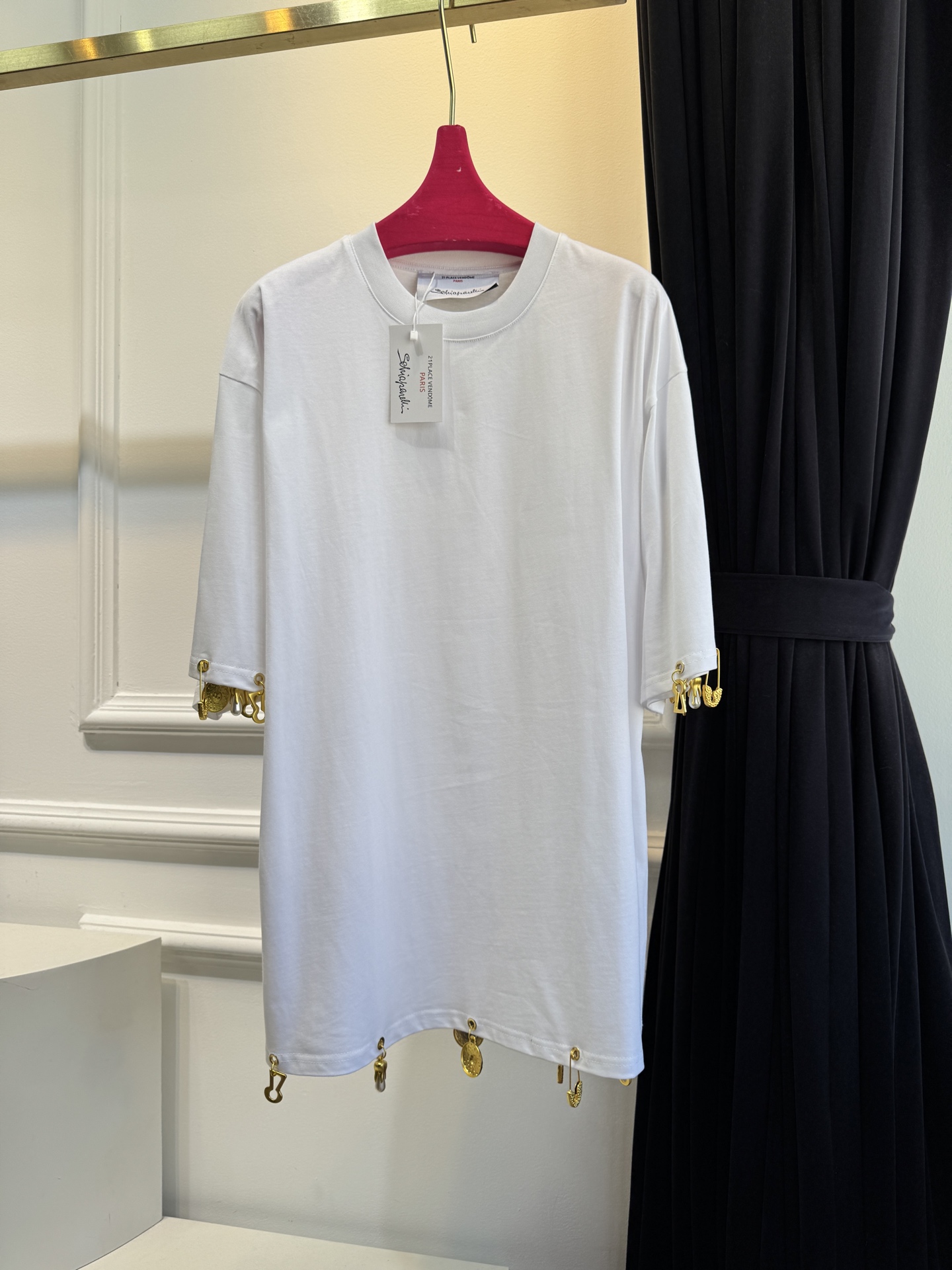 Schiaparelli（夏帕瑞丽）吊坠T恤采用oversize宽松圆领中袖版型，面料为柔软的棉质混纺，