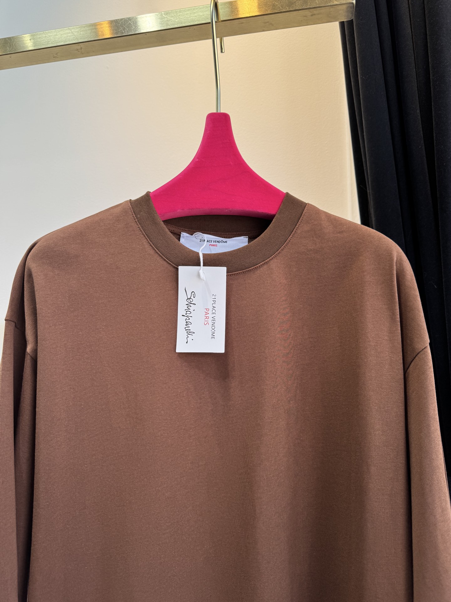 Schiaparelli（夏帕瑞丽）吊坠T恤采用oversize宽松圆领中袖版型，面料为柔软的棉质混纺，