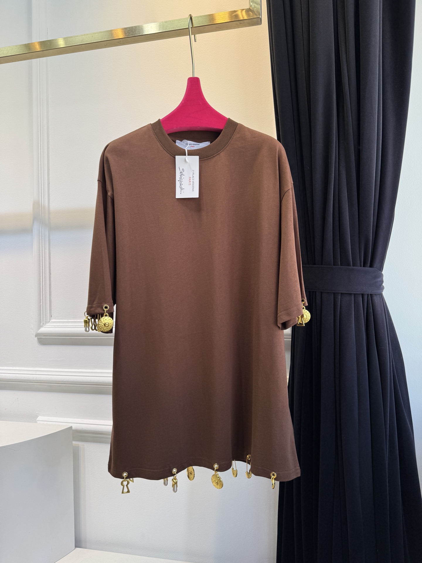 Schiaparelli（夏帕瑞丽）吊坠T恤采用oversize宽松圆领中袖版型，面料为柔软的棉质混纺，