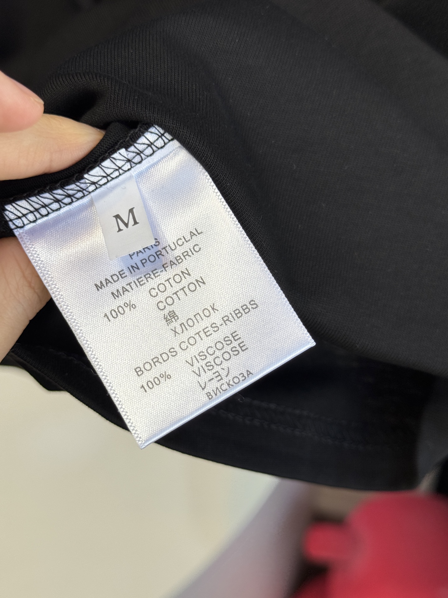 Schiaparelli（夏帕瑞丽) 肩部金属扣T恤采用oversize圆领短袖版型，面料为柔软的棉质混