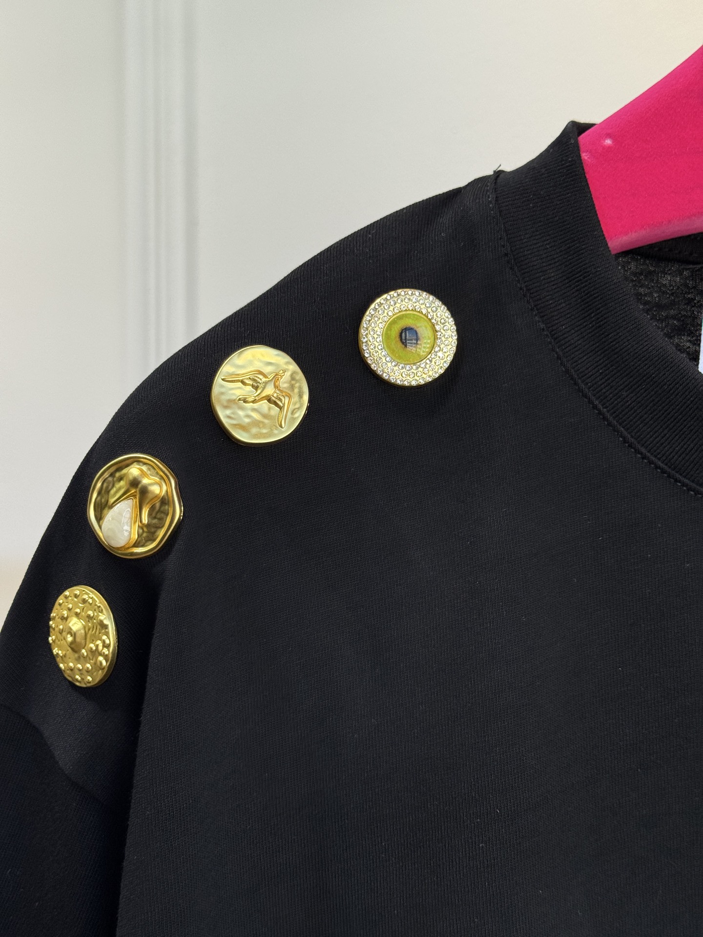 Schiaparelli（夏帕瑞丽) 肩部金属扣T恤采用oversize圆领短袖版型，面料为柔软的棉质混