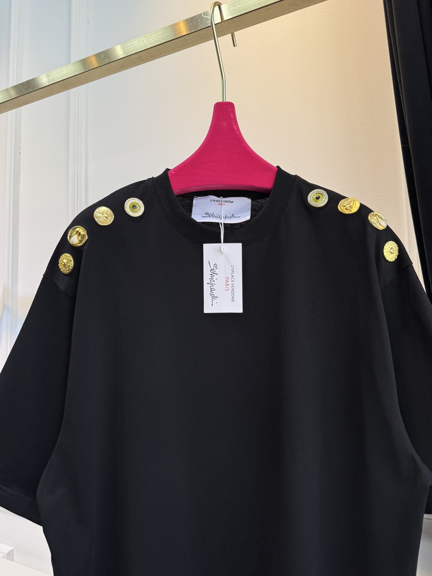 Schiaparelli（夏帕瑞丽) 肩部金属扣T恤采用oversize圆领短袖版型，面料为柔软的棉质混