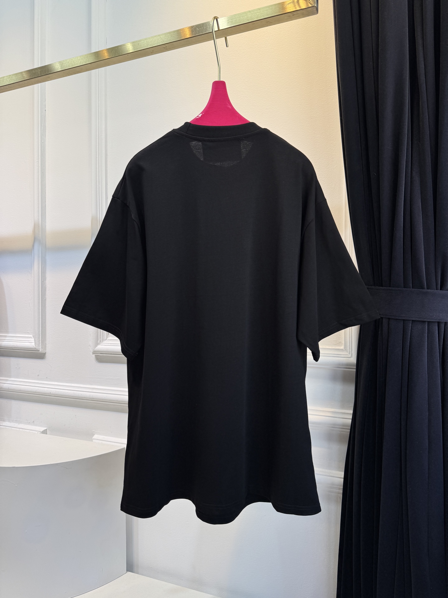 Schiaparelli（夏帕瑞丽) 肩部金属扣T恤采用oversize圆领短袖版型，面料为柔软的棉质混