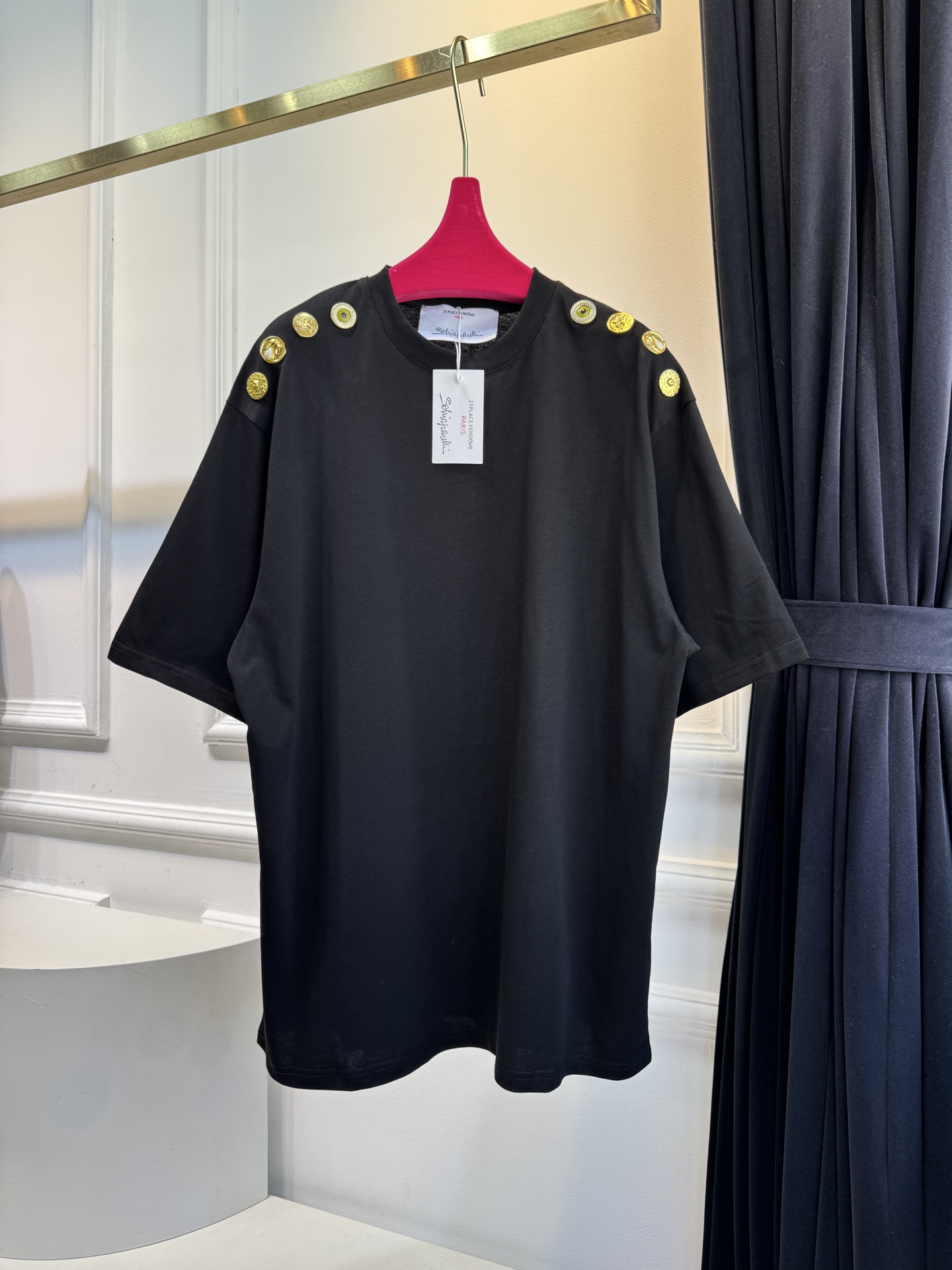 Schiaparelli（夏帕瑞丽) 肩部金属扣T恤采用oversize圆领短袖版型，面料为柔软的棉质混