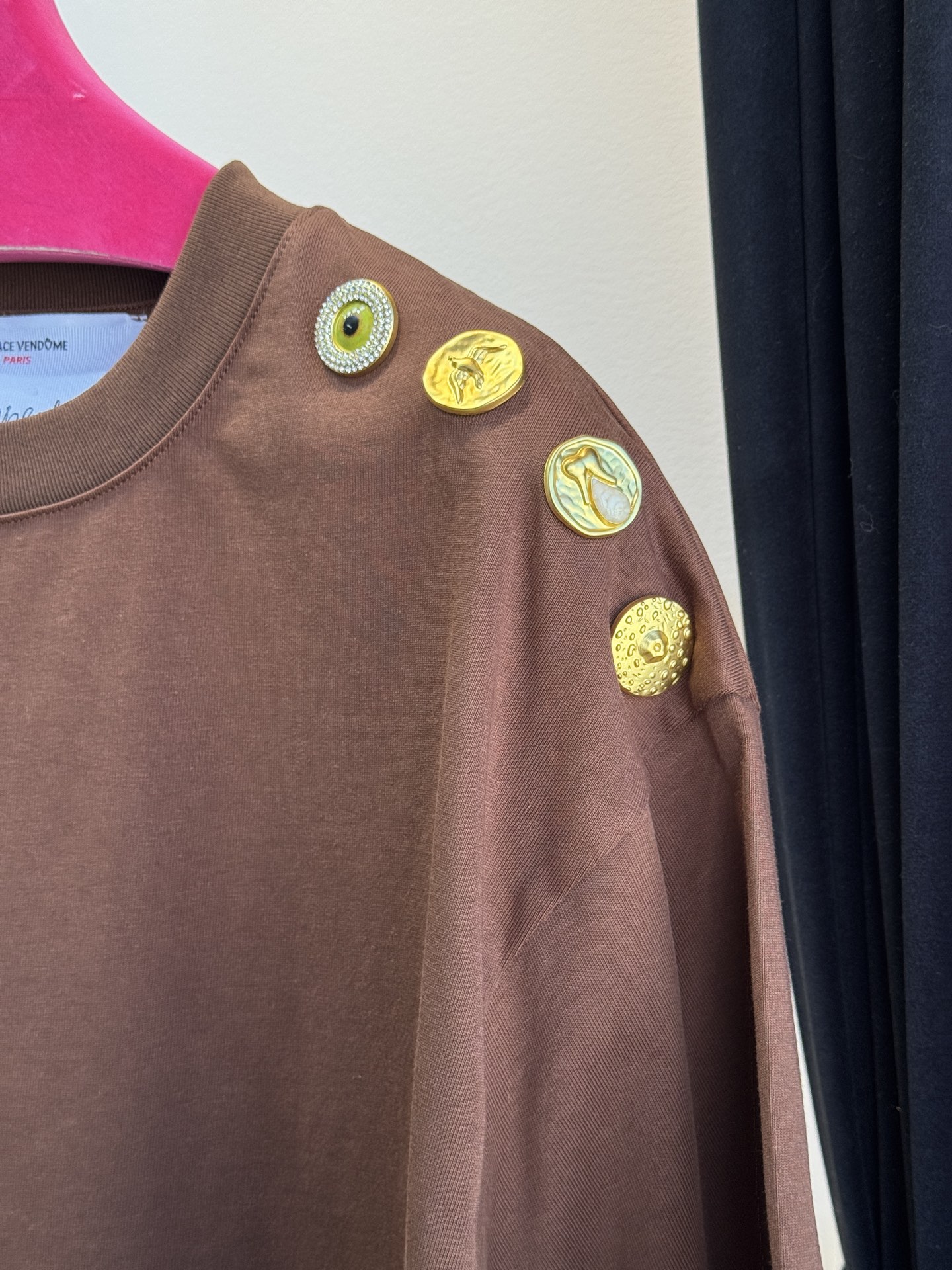 Schiaparelli（夏帕瑞丽) 肩部金属扣T恤采用oversize圆领短袖版型，面料为柔软的棉质混