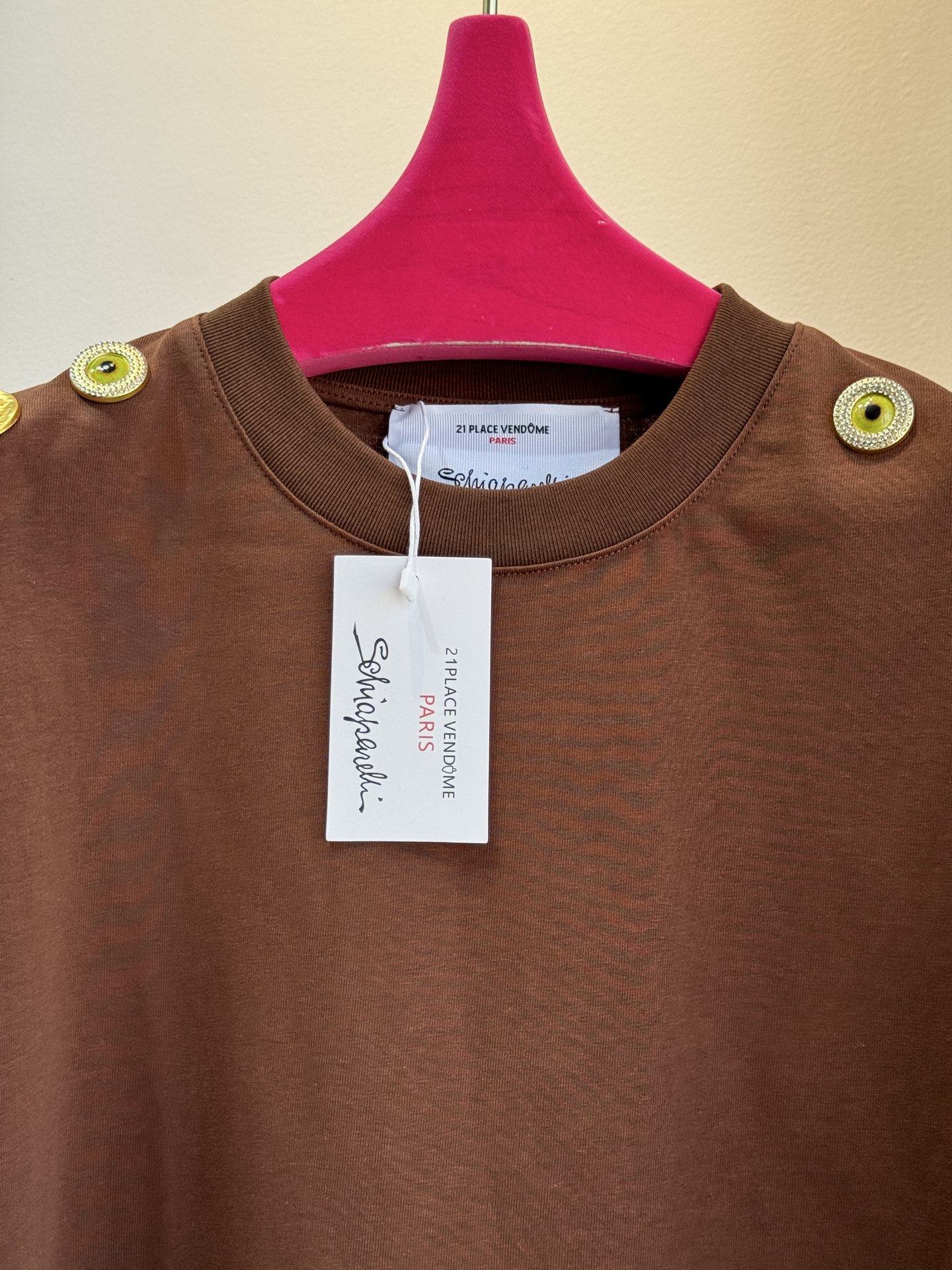 Schiaparelli（夏帕瑞丽) 肩部金属扣T恤采用oversize圆领短袖版型，面料为柔软的棉质混