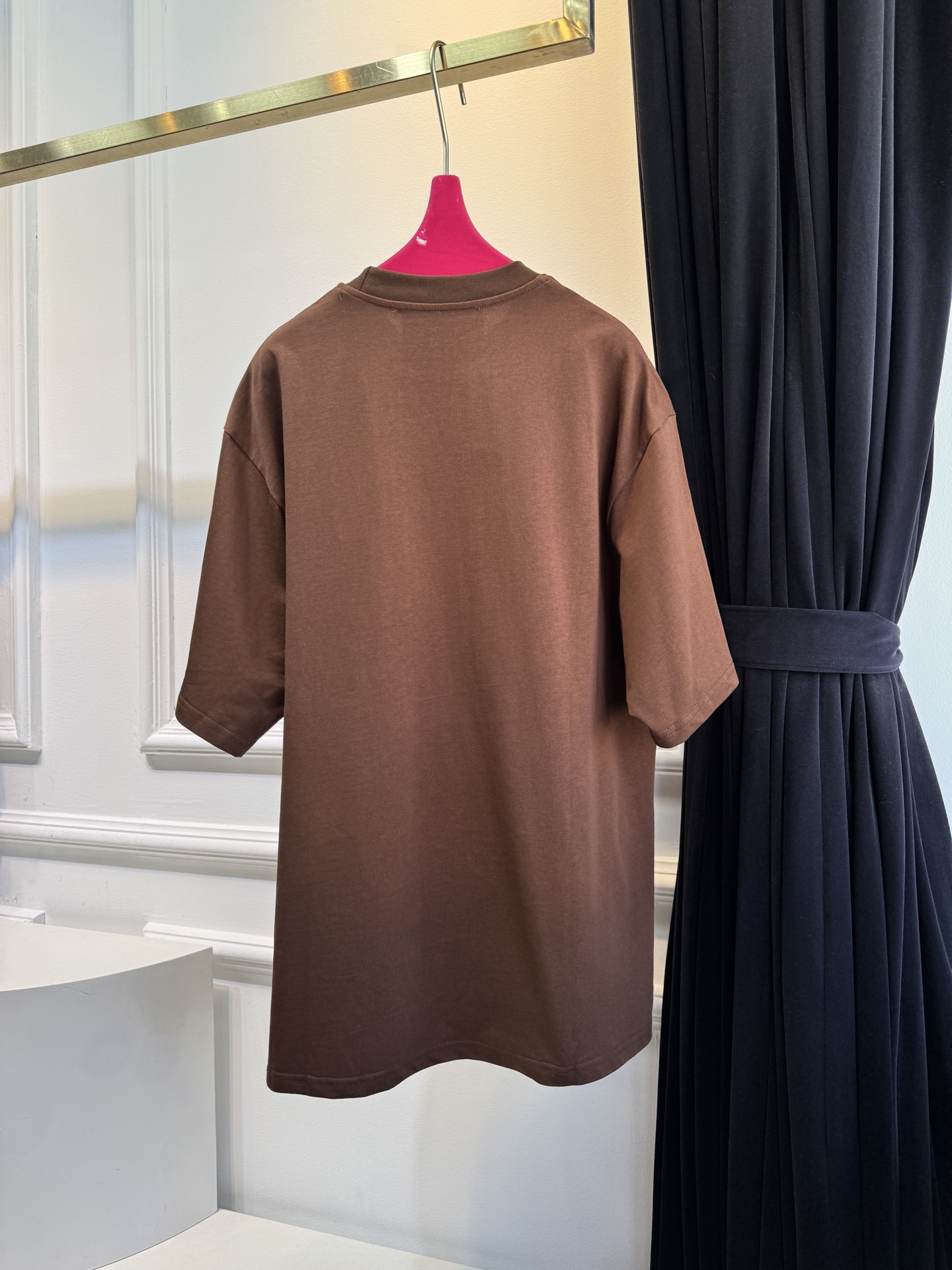 Schiaparelli（夏帕瑞丽) 肩部金属扣T恤采用oversize圆领短袖版型，面料为柔软的棉质混