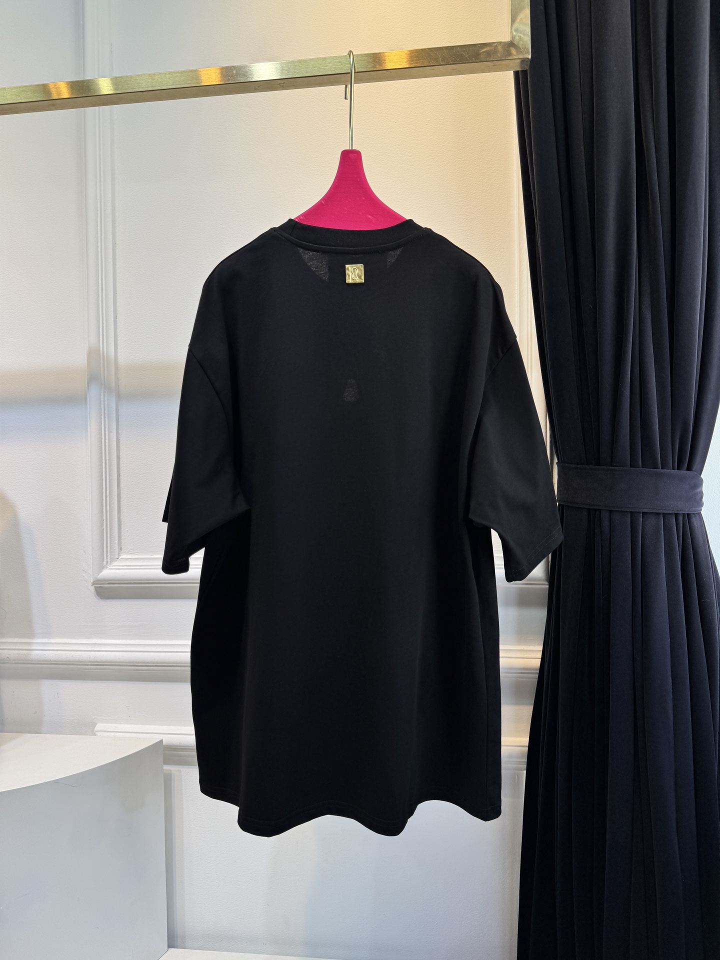 Schiaparelli（夏帕瑞丽）钥匙孔T恤采用oversize圆领短袖版型，选用柔软的棉质面料，宽松