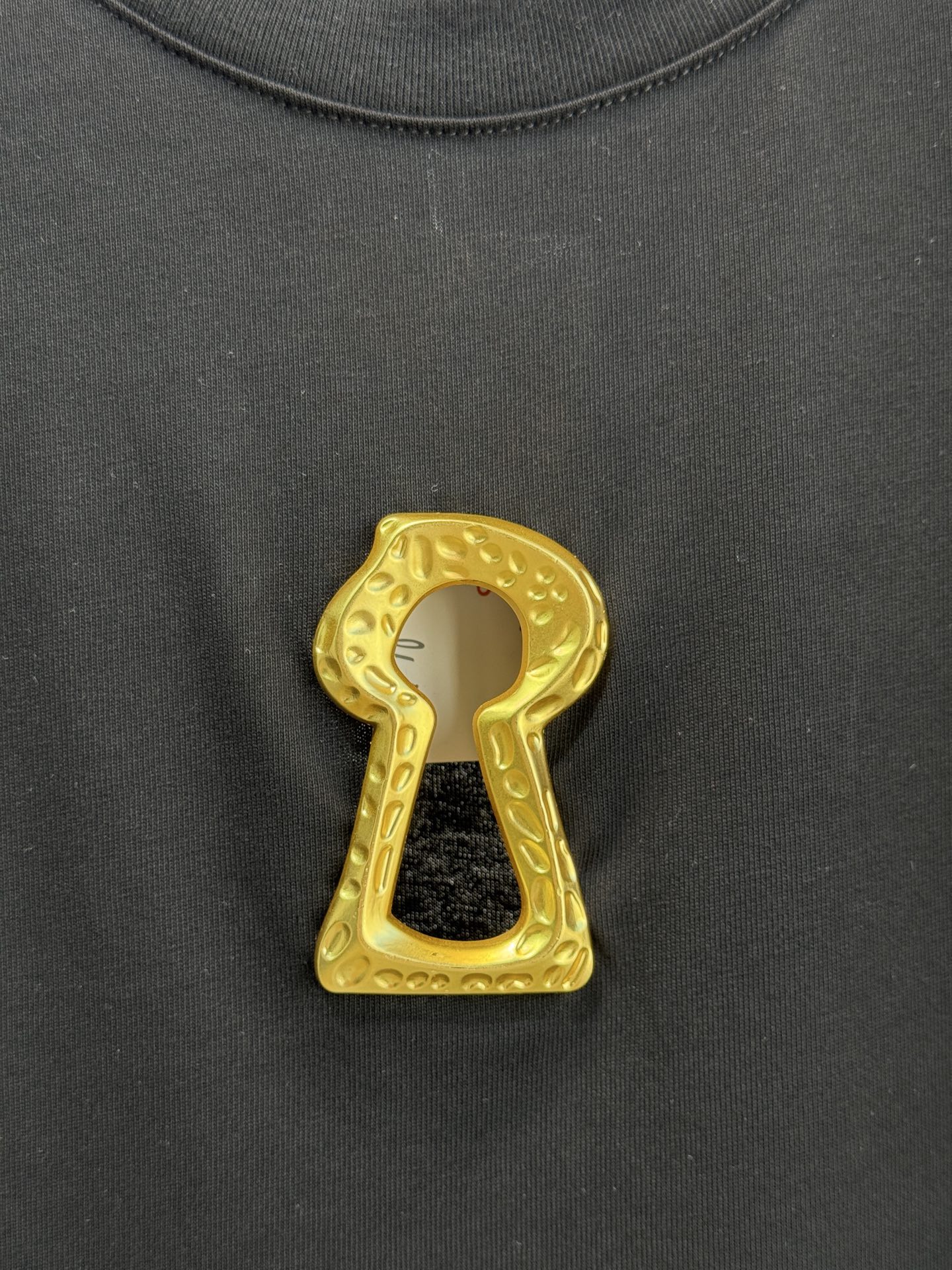 Schiaparelli（夏帕瑞丽）钥匙孔T恤采用oversize圆领短袖版型，选用柔软的棉质面料，宽松