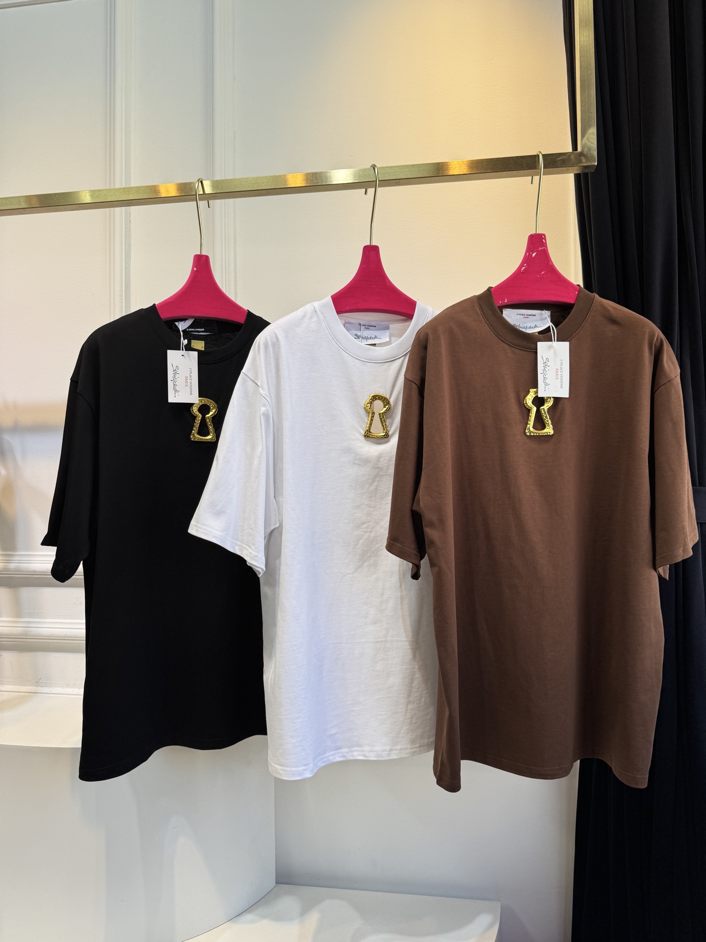 Schiaparelli（夏帕瑞丽）钥匙孔T恤采用oversize圆领短袖版型，选用柔软的棉质面料，宽松