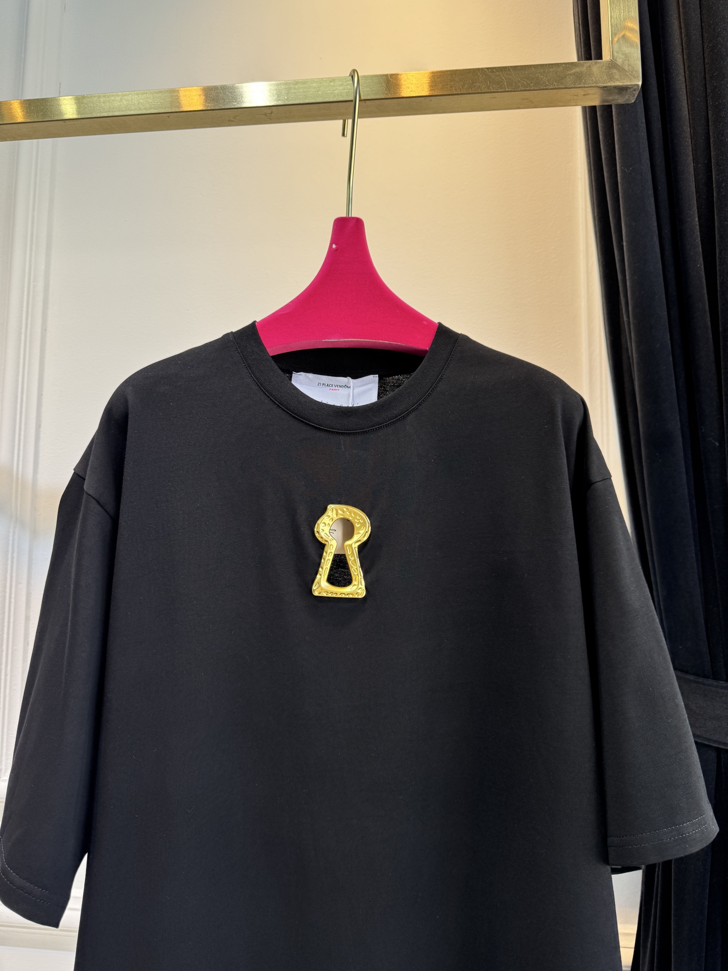 Schiaparelli（夏帕瑞丽）钥匙孔T恤采用oversize圆领短袖版型，选用柔软的棉质面料，宽松