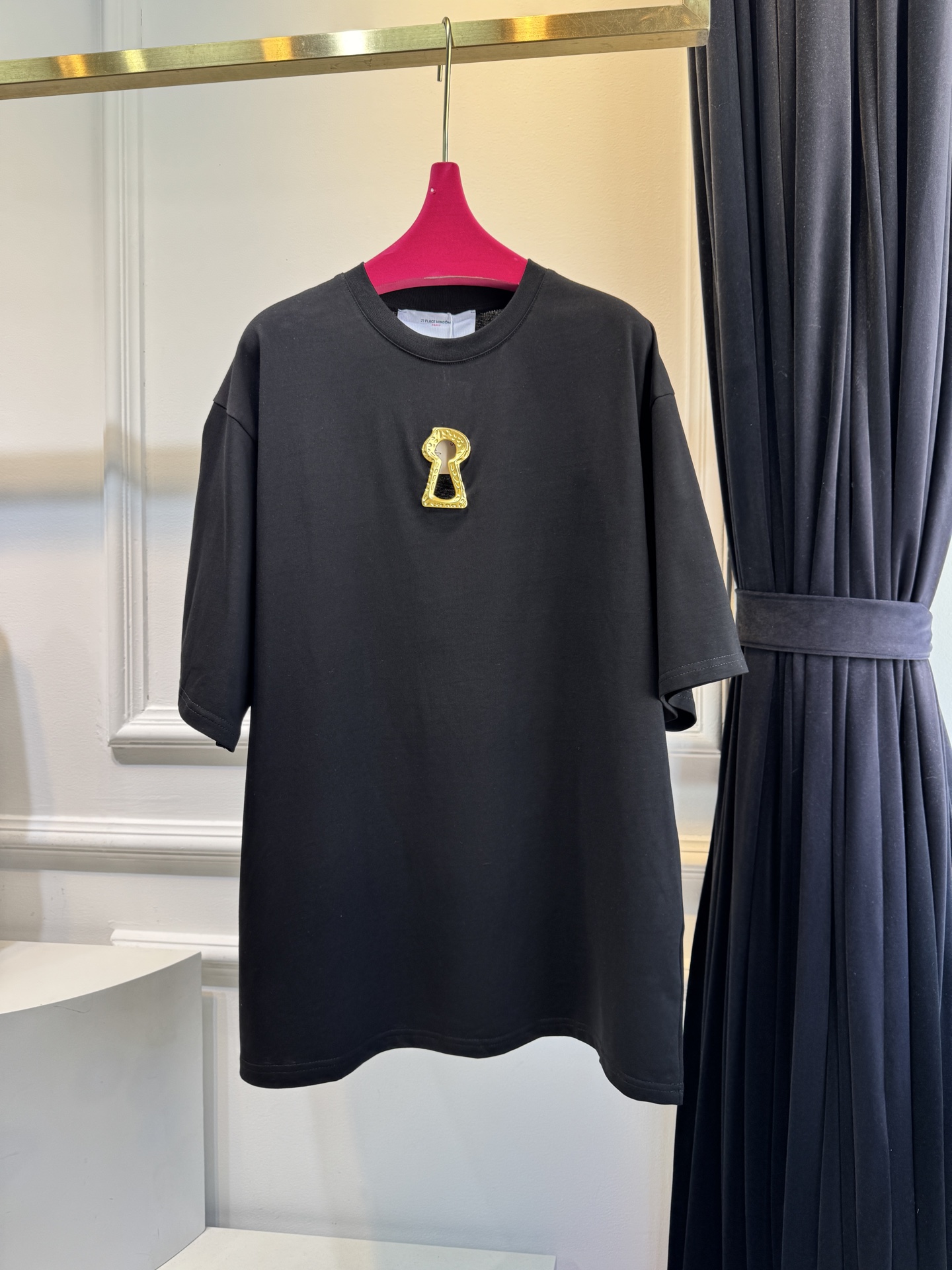 Schiaparelli（夏帕瑞丽）钥匙孔T恤采用oversize圆领短袖版型，选用柔软的棉质面料，宽松