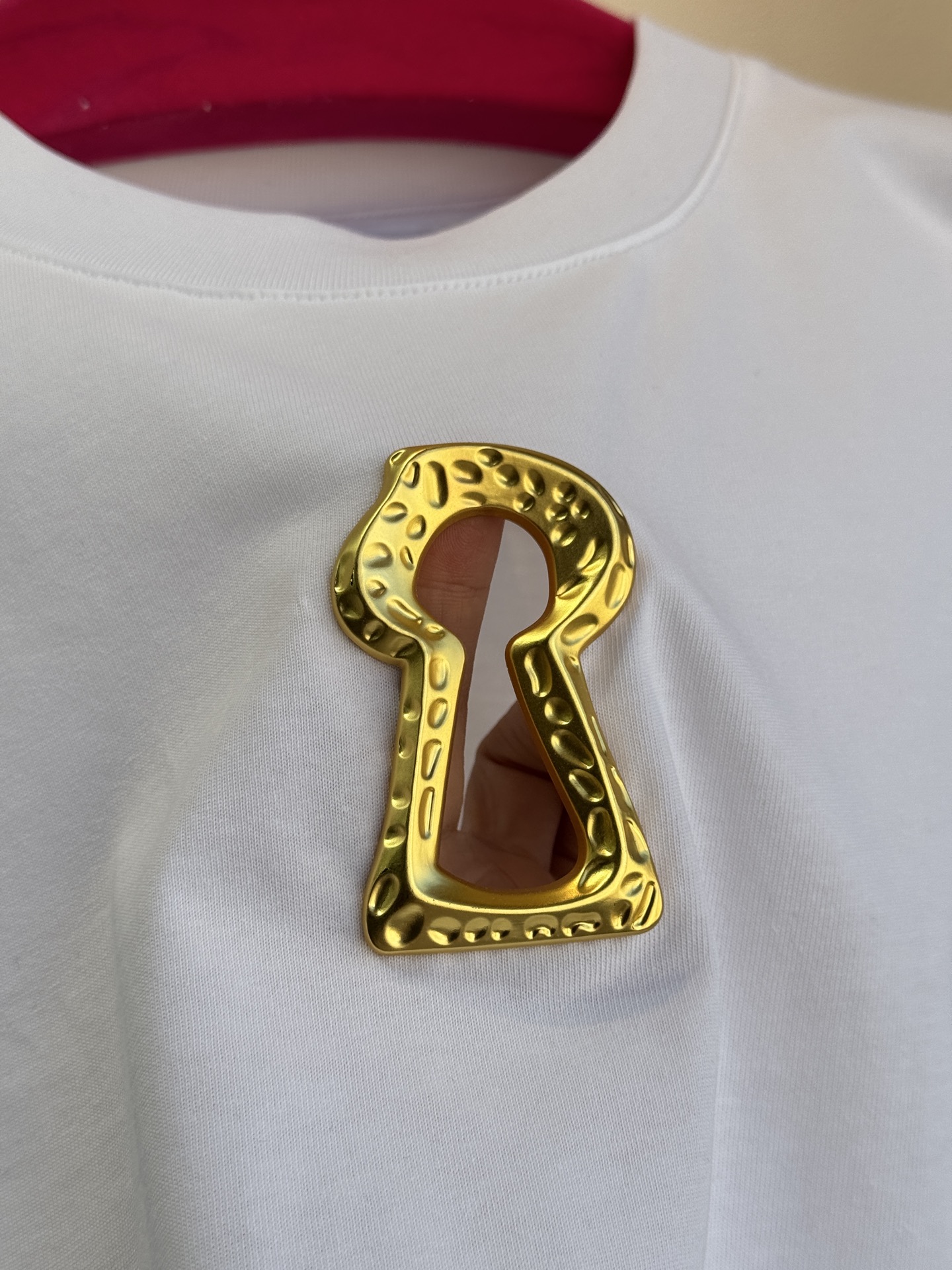 Schiaparelli（夏帕瑞丽）钥匙孔T恤采用oversize圆领短袖版型，选用柔软的棉质面料，宽松