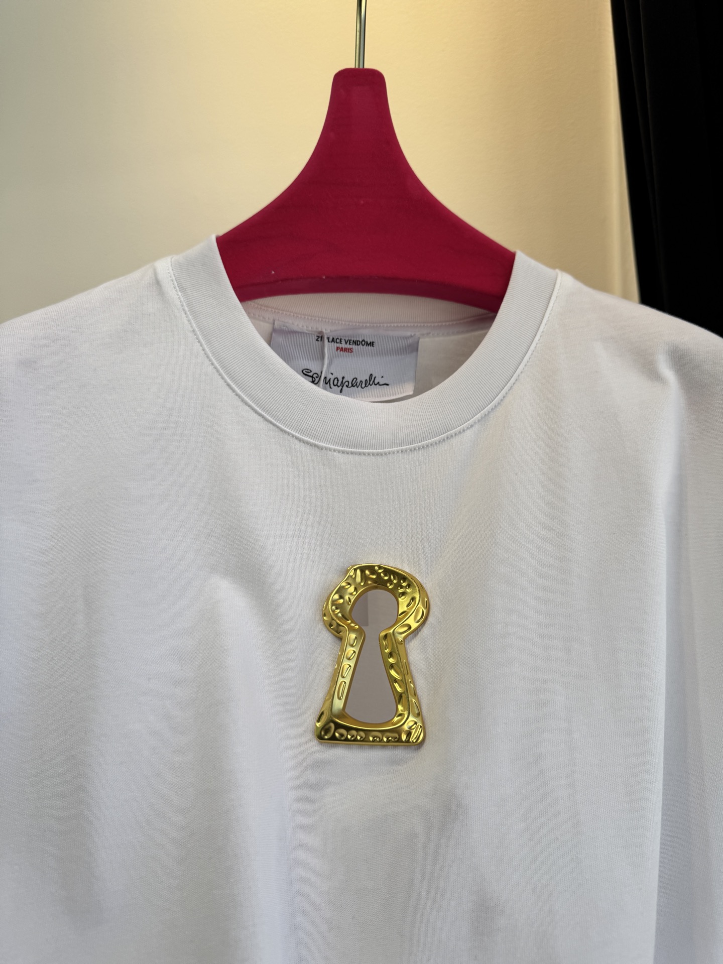 Schiaparelli（夏帕瑞丽）钥匙孔T恤采用oversize圆领短袖版型，选用柔软的棉质面料，宽松