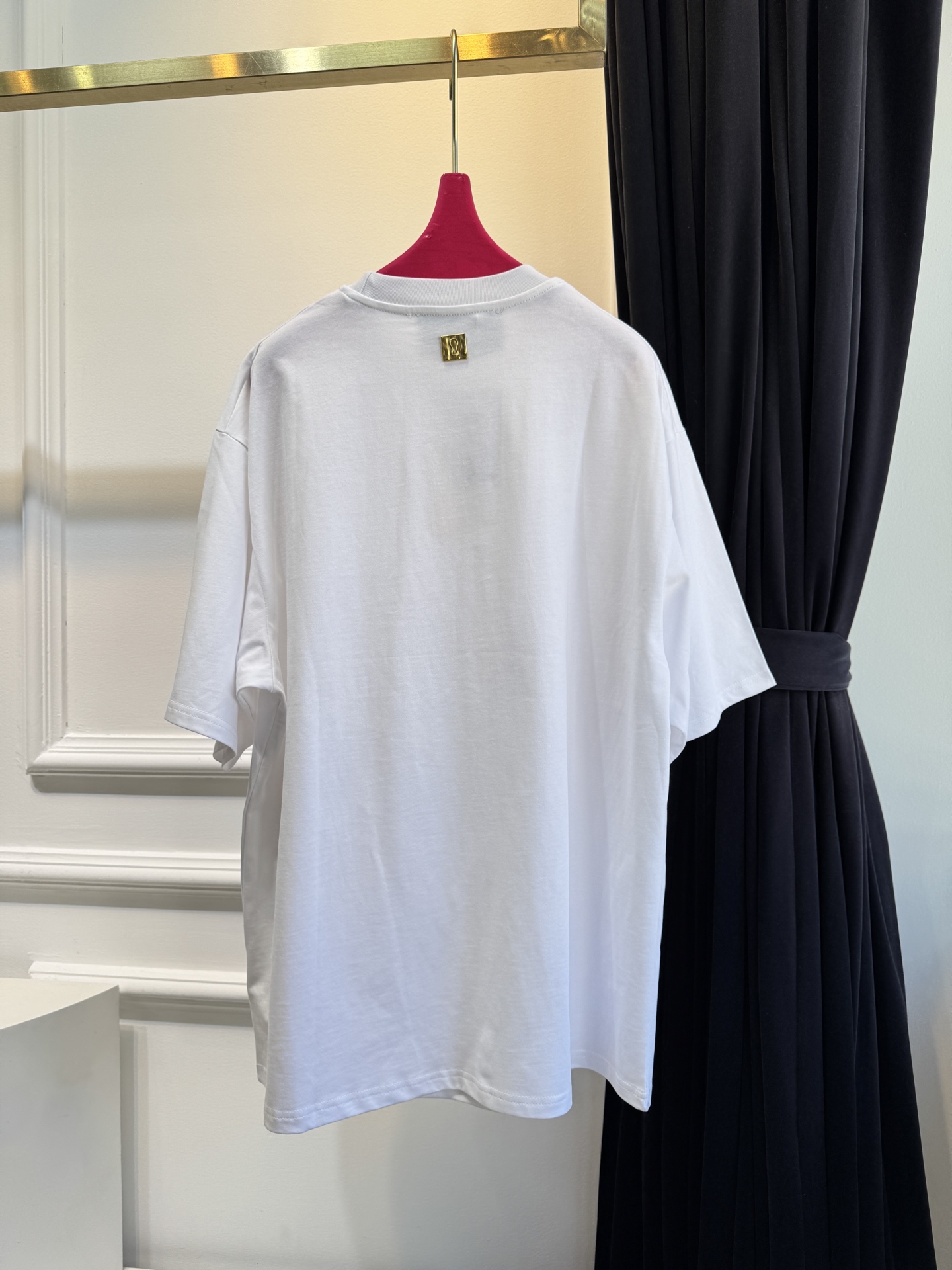 Schiaparelli（夏帕瑞丽）钥匙孔T恤采用oversize圆领短袖版型，选用柔软的棉质面料，宽松