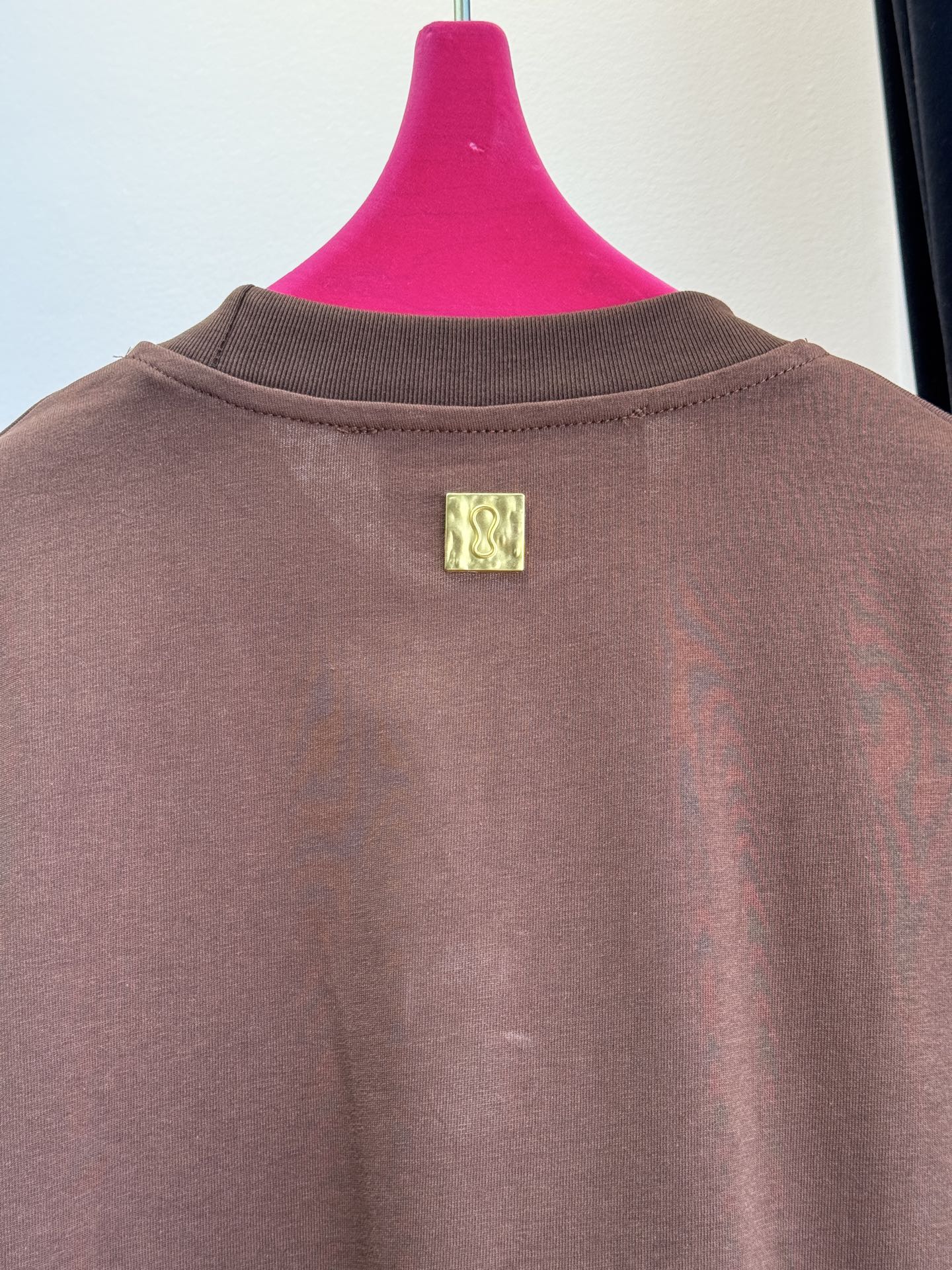 Schiaparelli（夏帕瑞丽）钥匙孔T恤采用oversize圆领短袖版型，选用柔软的棉质面料，宽松