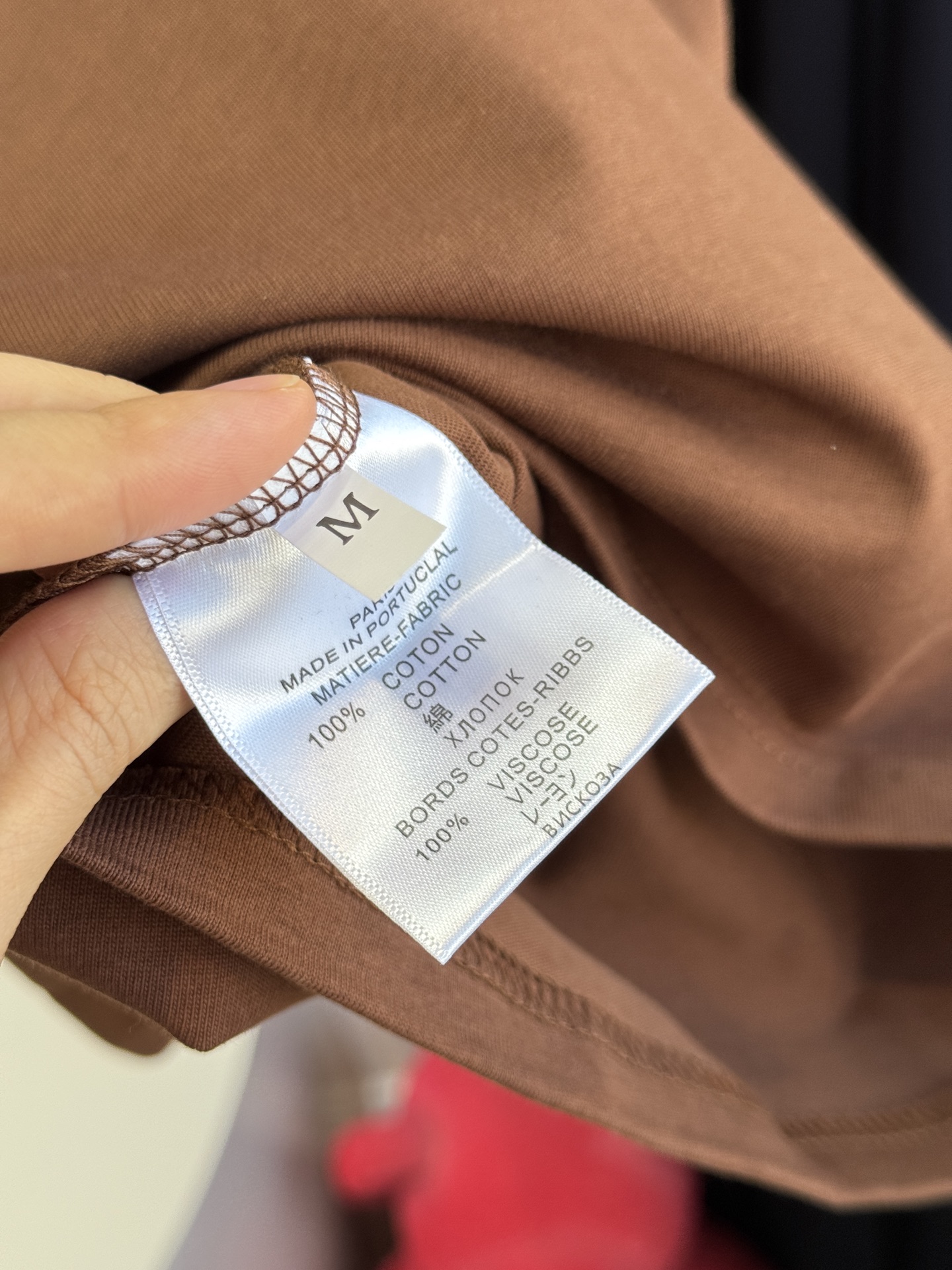 Schiaparelli（夏帕瑞丽）钥匙孔T恤采用oversize圆领短袖版型，选用柔软的棉质面料，宽松