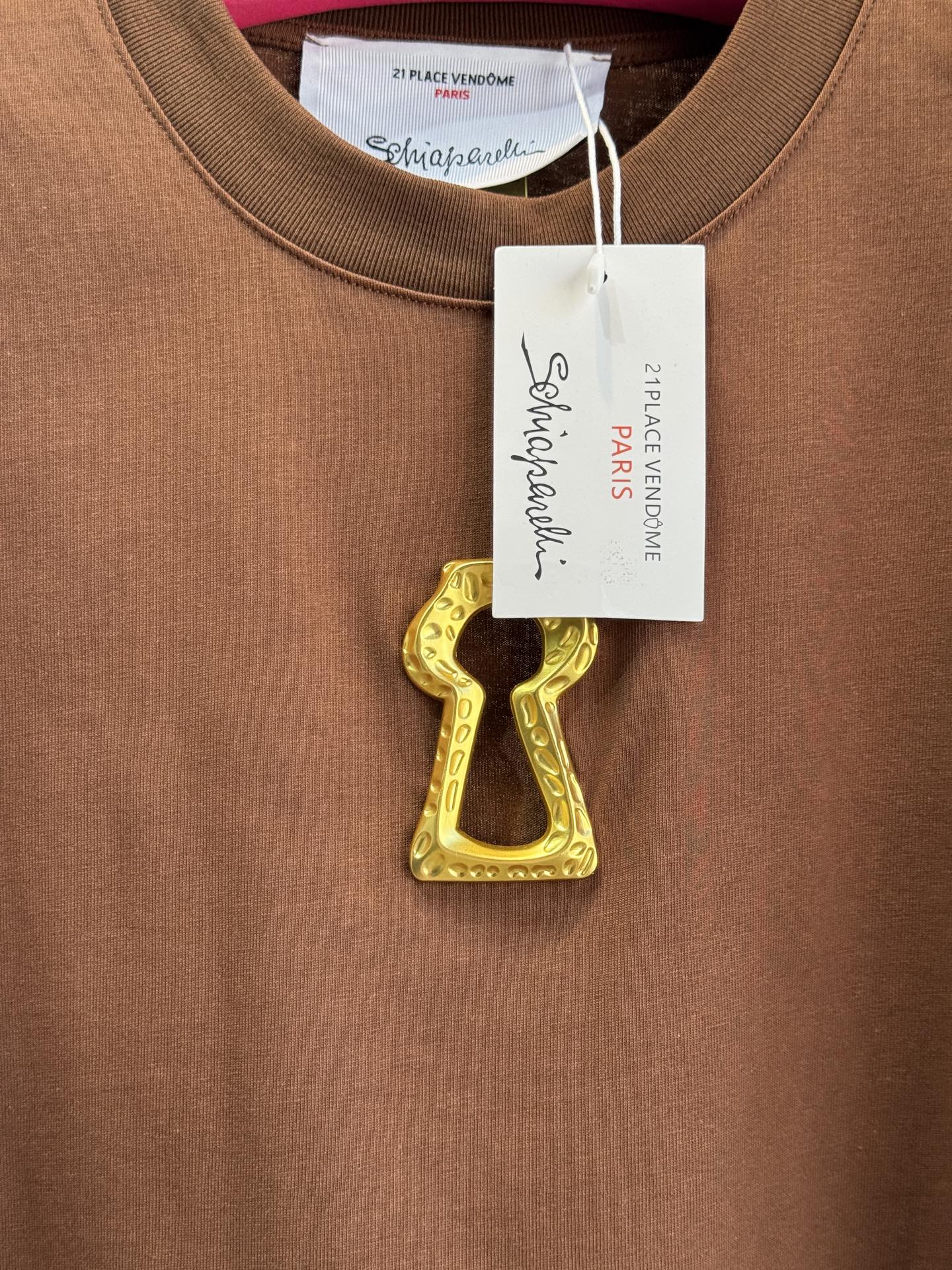 Schiaparelli（夏帕瑞丽）钥匙孔T恤采用oversize圆领短袖版型，选用柔软的棉质面料，宽松