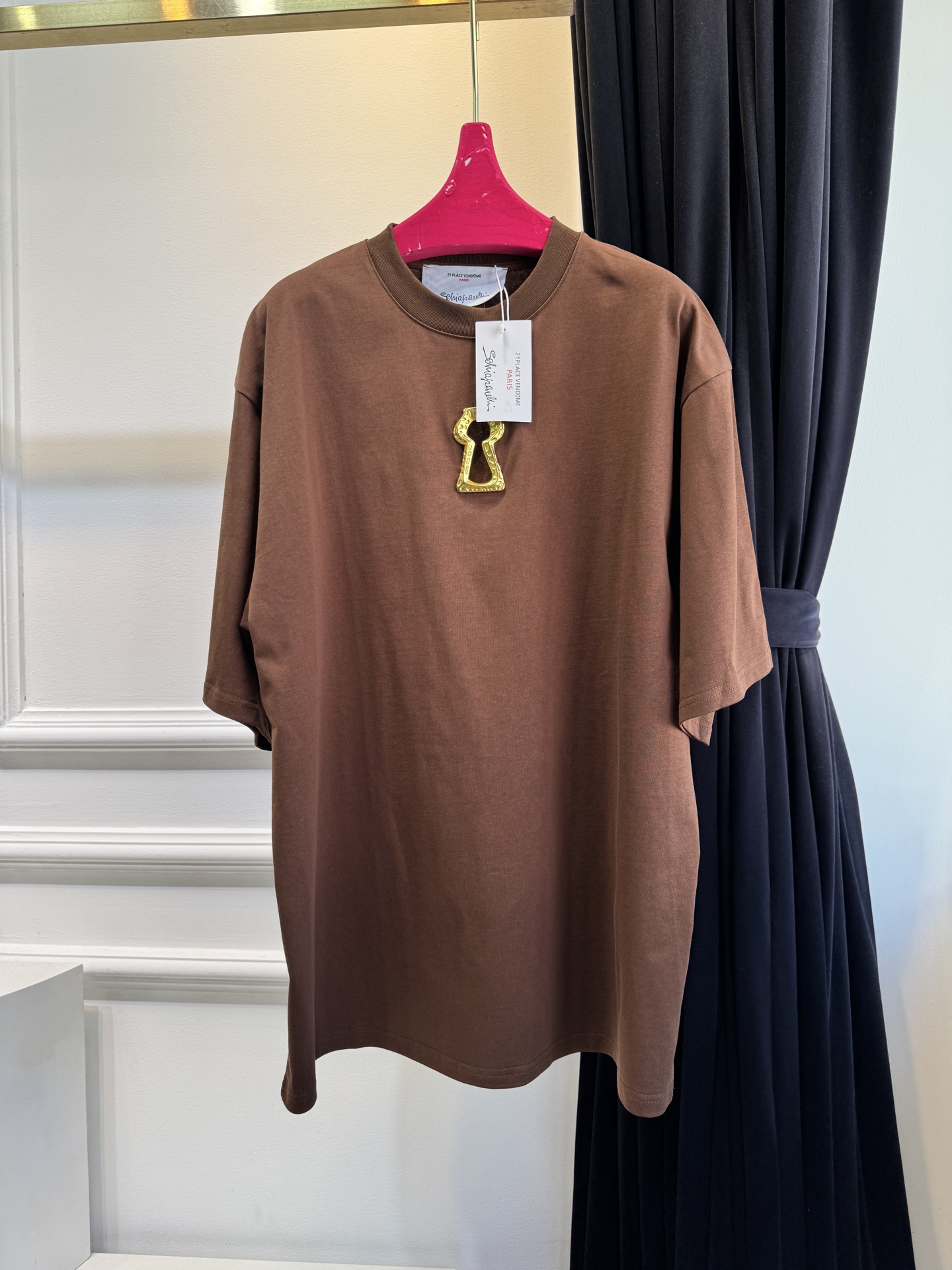 Schiaparelli（夏帕瑞丽）钥匙孔T恤采用oversize圆领短袖版型，选用柔软的棉质面料，宽松