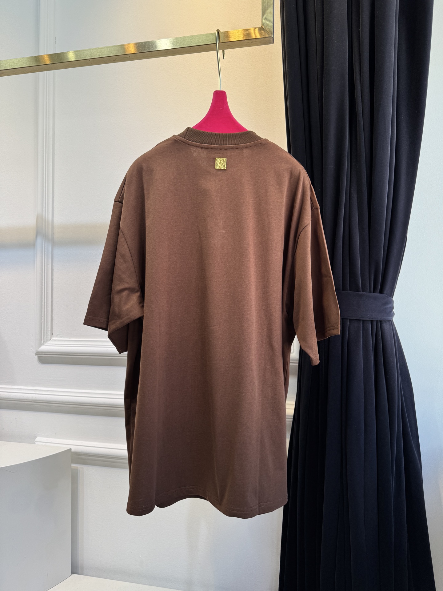 Schiaparelli（夏帕瑞丽）钥匙孔T恤采用oversize圆领短袖版型，选用柔软的棉质面料，宽松