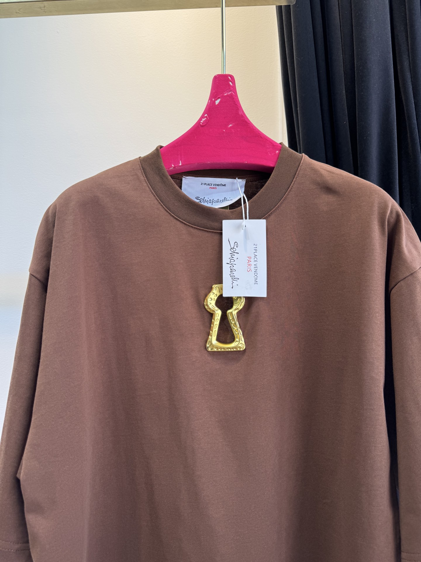 Schiaparelli（夏帕瑞丽）钥匙孔T恤采用oversize圆领短袖版型，选用柔软的棉质面料，宽松