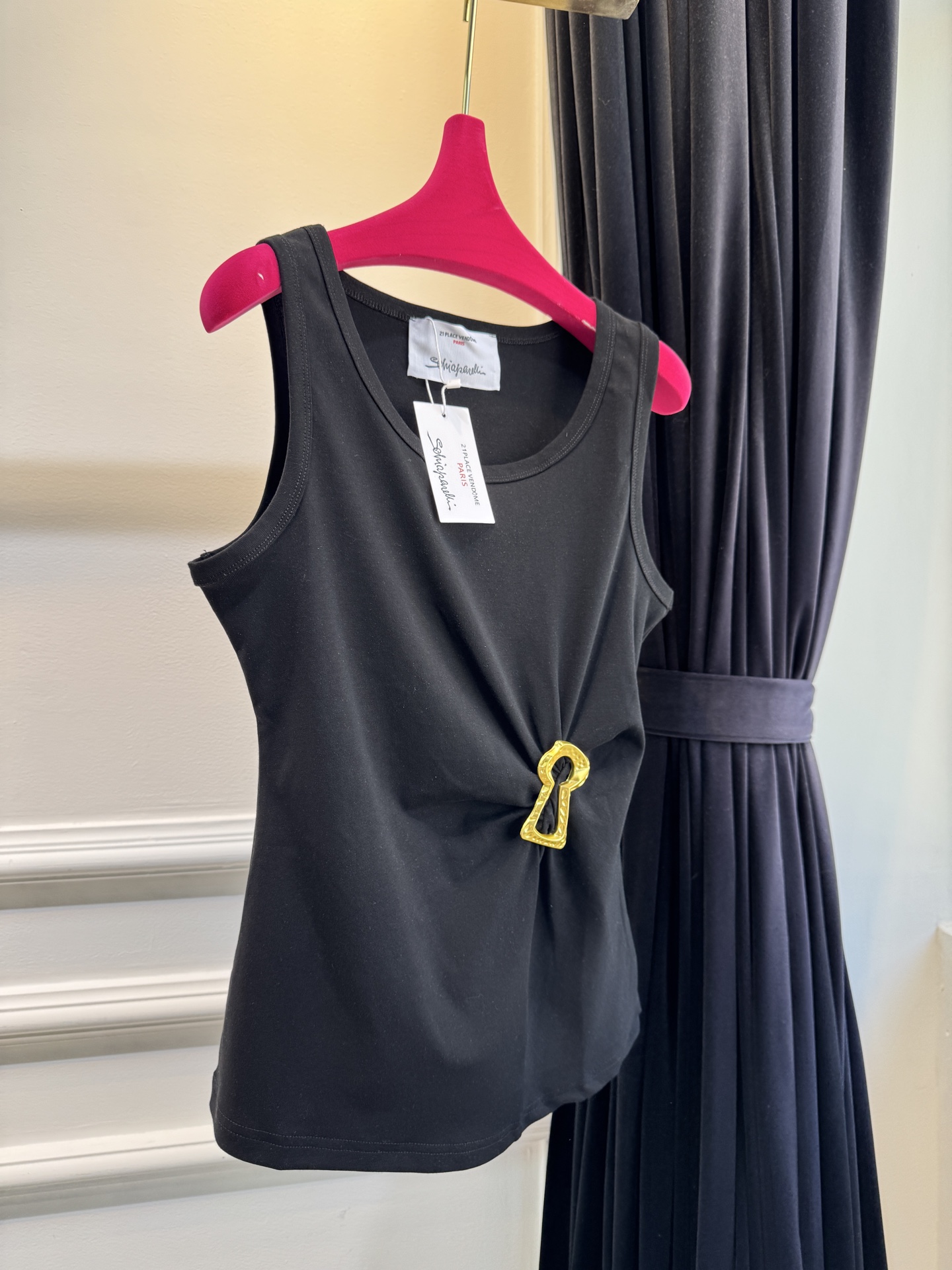 Schiaparelli（夏帕瑞丽）钥匙孔背心采用修身短款无袖版型，侧边腰部的褶皱设计能修饰腰腹线条，打