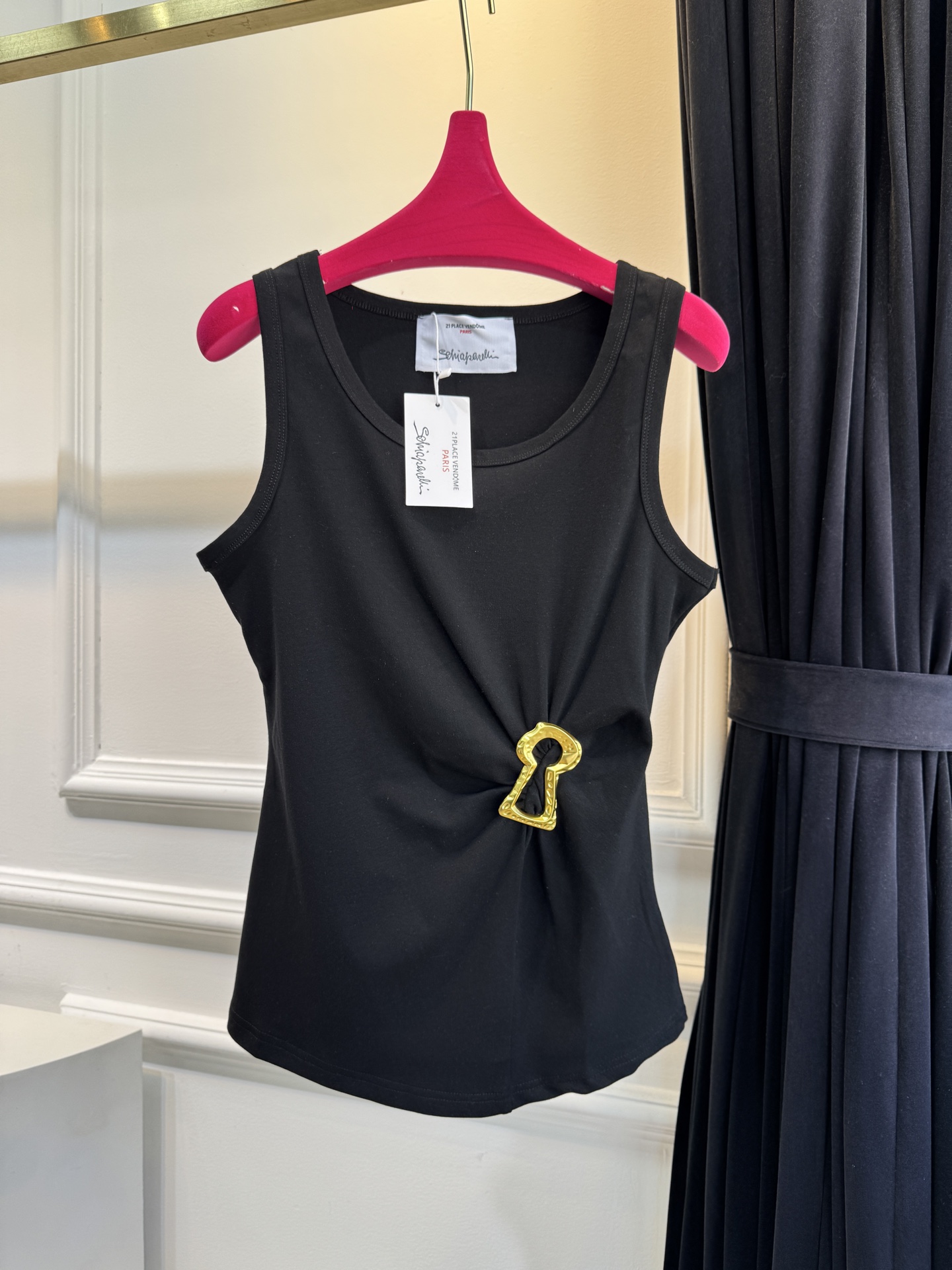 Schiaparelli（夏帕瑞丽）钥匙孔背心采用修身短款无袖版型，侧边腰部的褶皱设计能修饰腰腹线条，打