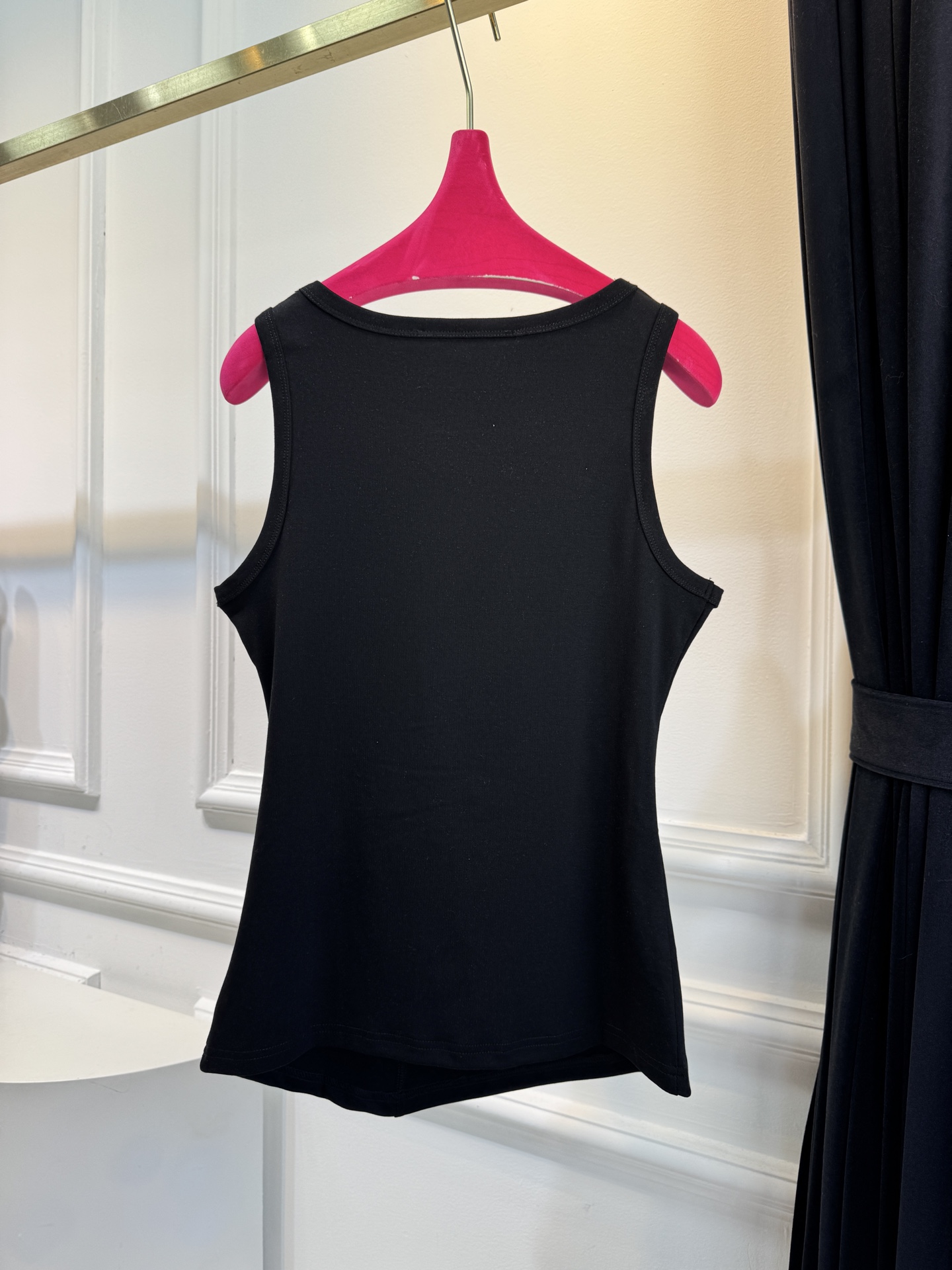 Schiaparelli（夏帕瑞丽）钥匙孔背心采用修身短款无袖版型，侧边腰部的褶皱设计能修饰腰腹线条，打