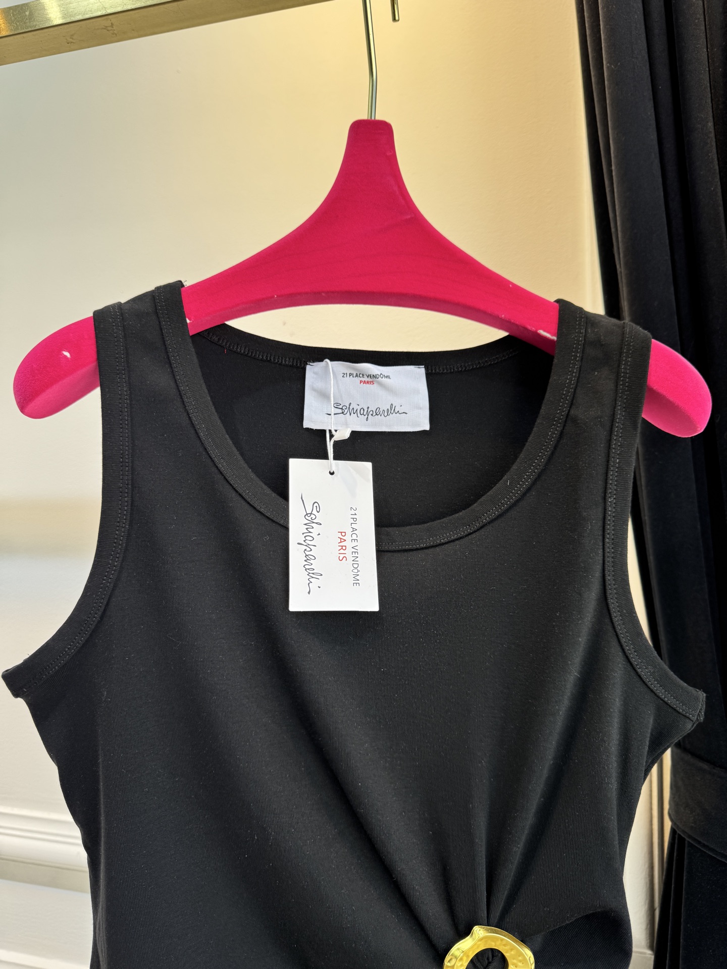 Schiaparelli（夏帕瑞丽）钥匙孔背心采用修身短款无袖版型，侧边腰部的褶皱设计能修饰腰腹线条，打