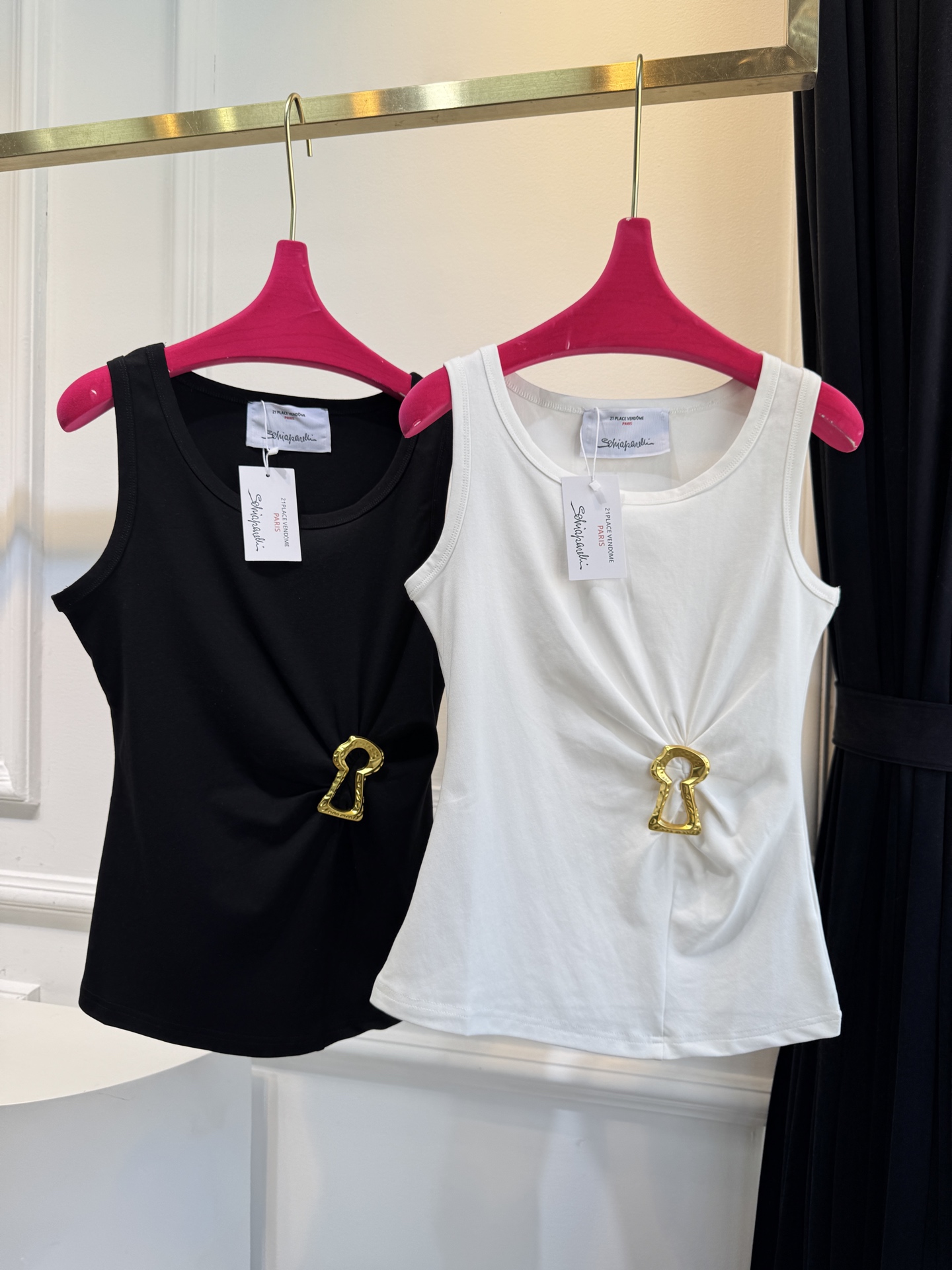 Schiaparelli（夏帕瑞丽）钥匙孔背心采用修身短款无袖版型，侧边腰部的褶皱设计能修饰腰腹线条，打