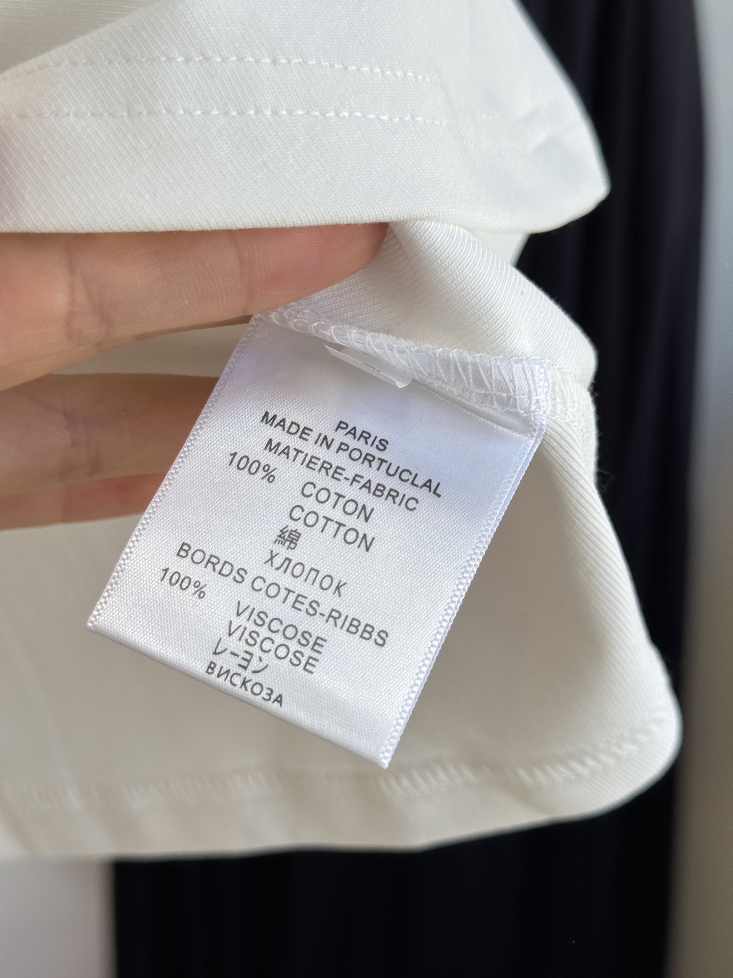 Schiaparelli（夏帕瑞丽）钥匙孔背心采用修身短款无袖版型，侧边腰部的褶皱设计能修饰腰腹线条，打