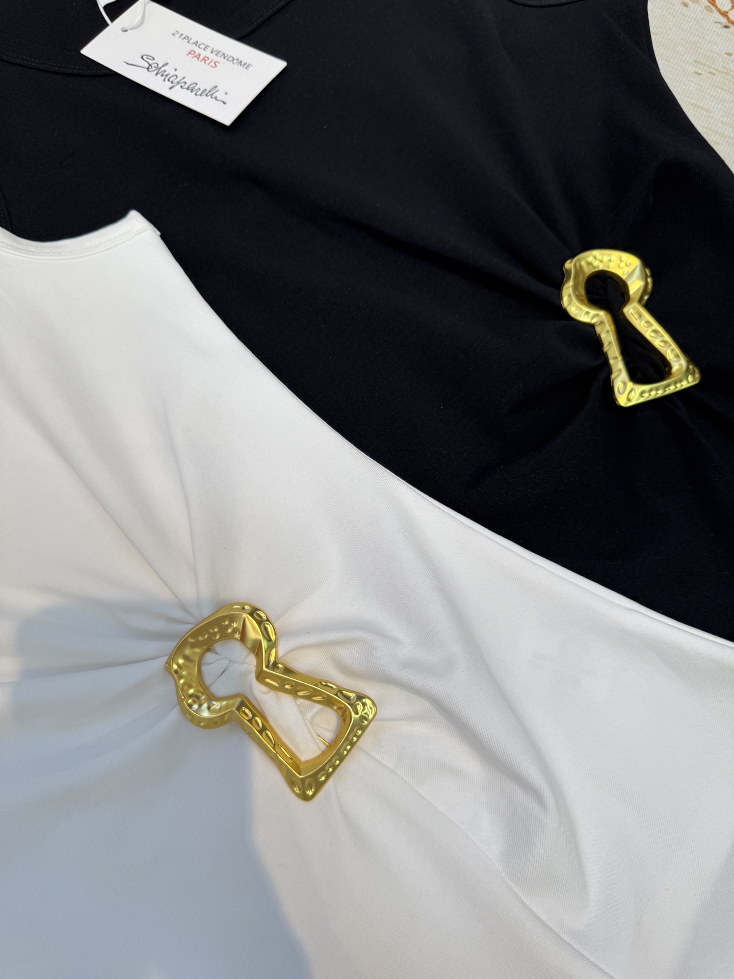 Schiaparelli（夏帕瑞丽）钥匙孔背心采用修身短款无袖版型，侧边腰部的褶皱设计能修饰腰腹线条，打