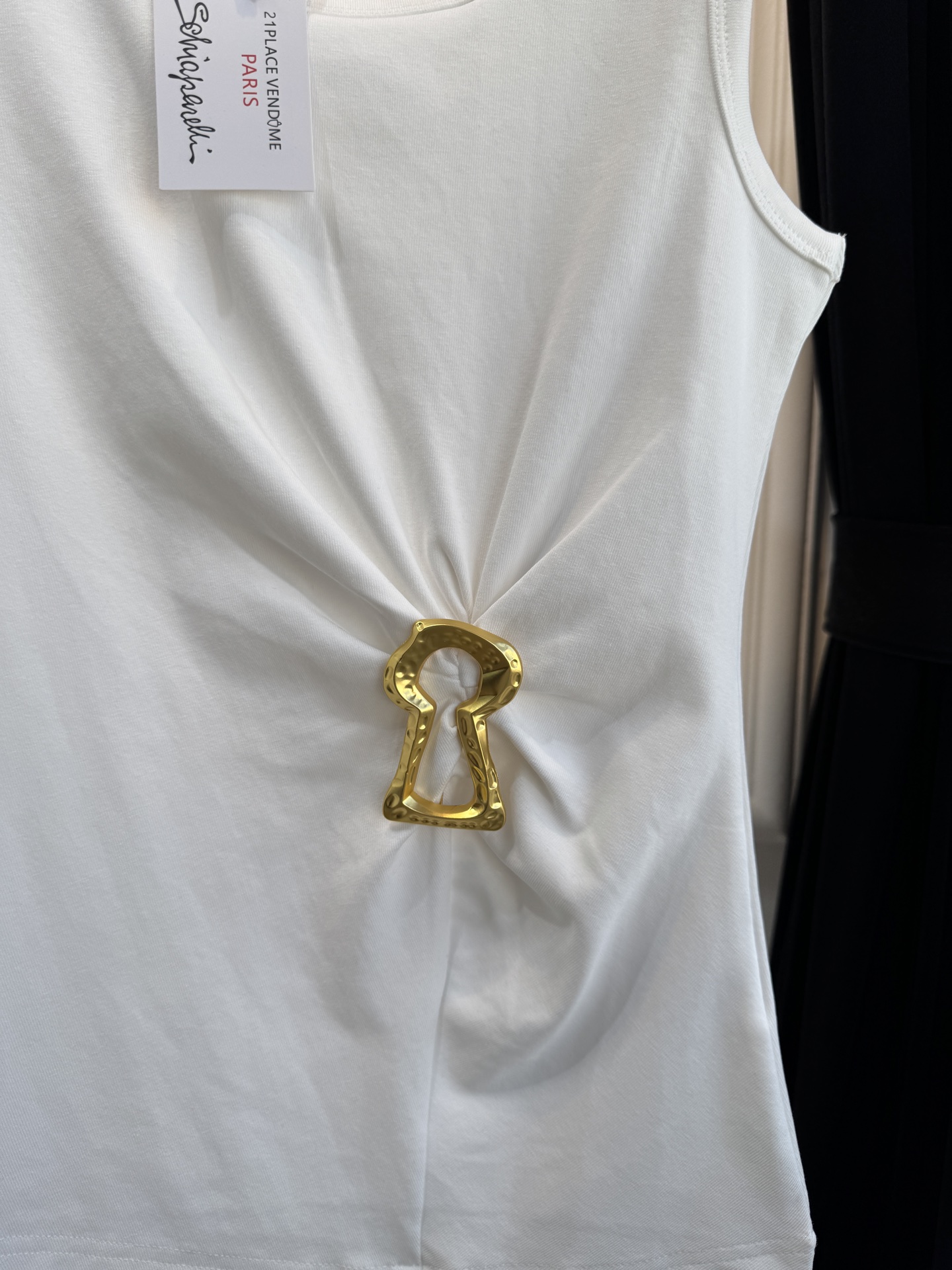 Schiaparelli（夏帕瑞丽）钥匙孔背心采用修身短款无袖版型，侧边腰部的褶皱设计能修饰腰腹线条，打