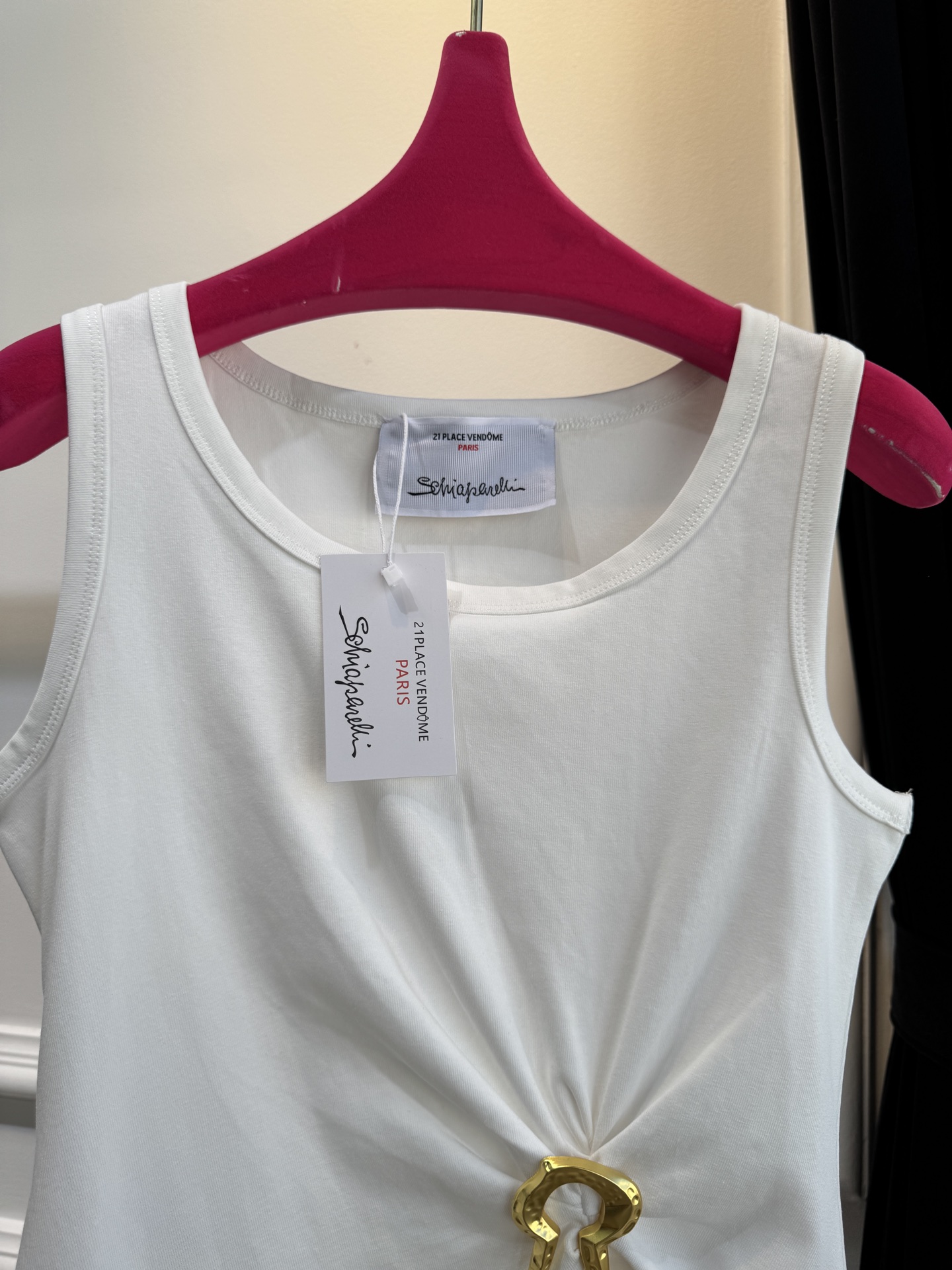 Schiaparelli（夏帕瑞丽）钥匙孔背心采用修身短款无袖版型，侧边腰部的褶皱设计能修饰腰腹线条，打