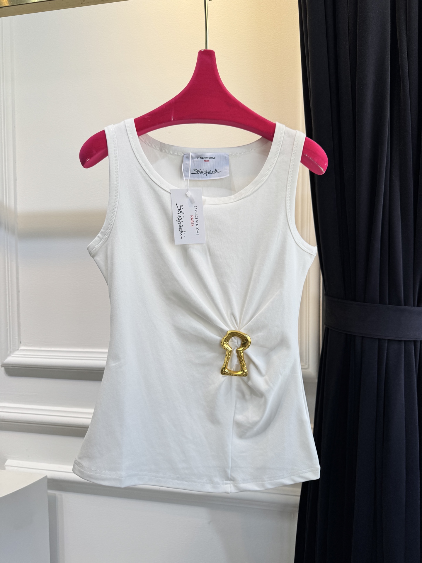 Schiaparelli（夏帕瑞丽）钥匙孔背心采用修身短款无袖版型，侧边腰部的褶皱设计能修饰腰腹线条，打