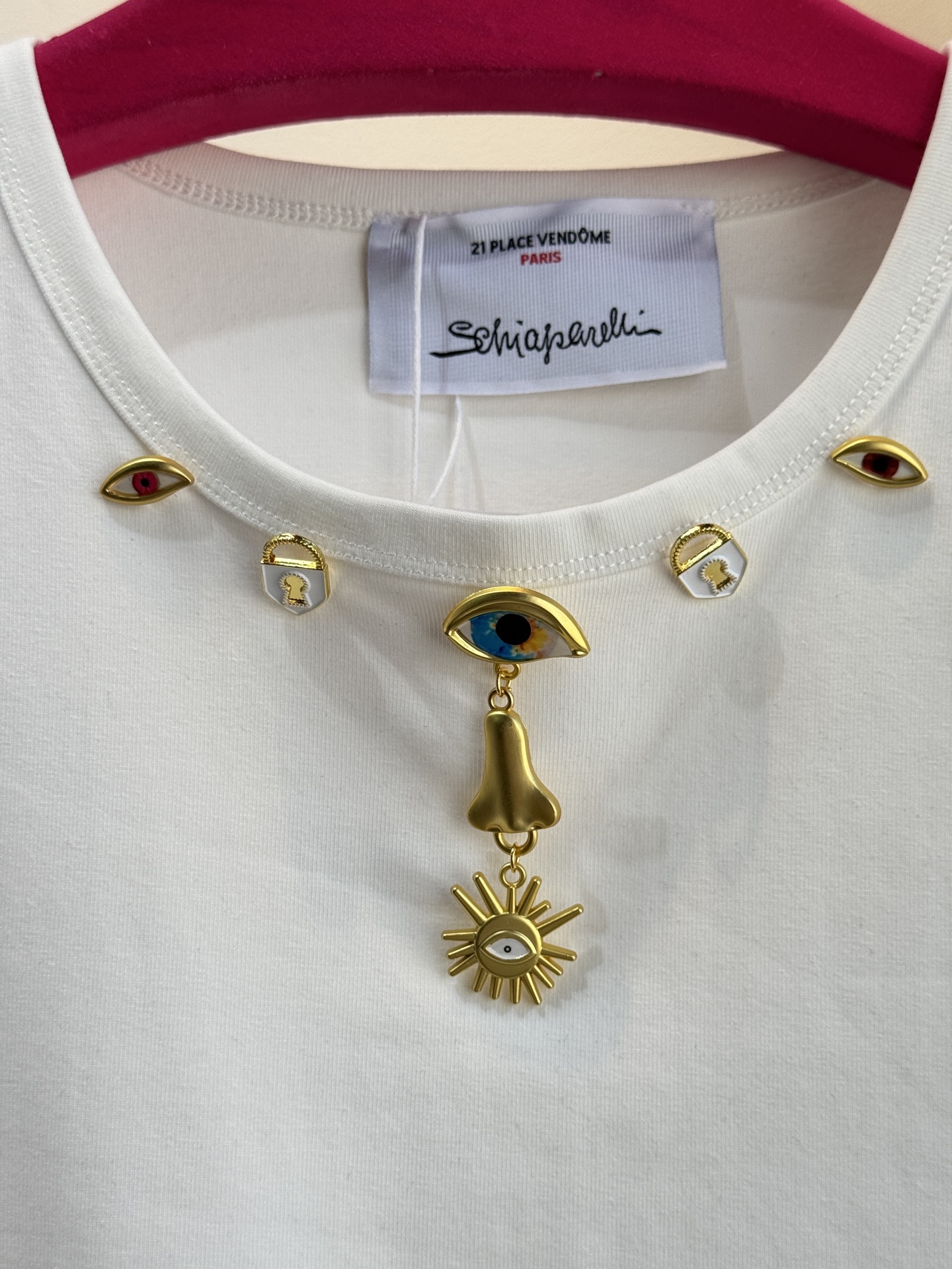 Schiaparelli（夏帕瑞丽）太阳金属背心采用修身无袖圆领版型，面料为弹性棉质，贴合身形且能勾勒肩