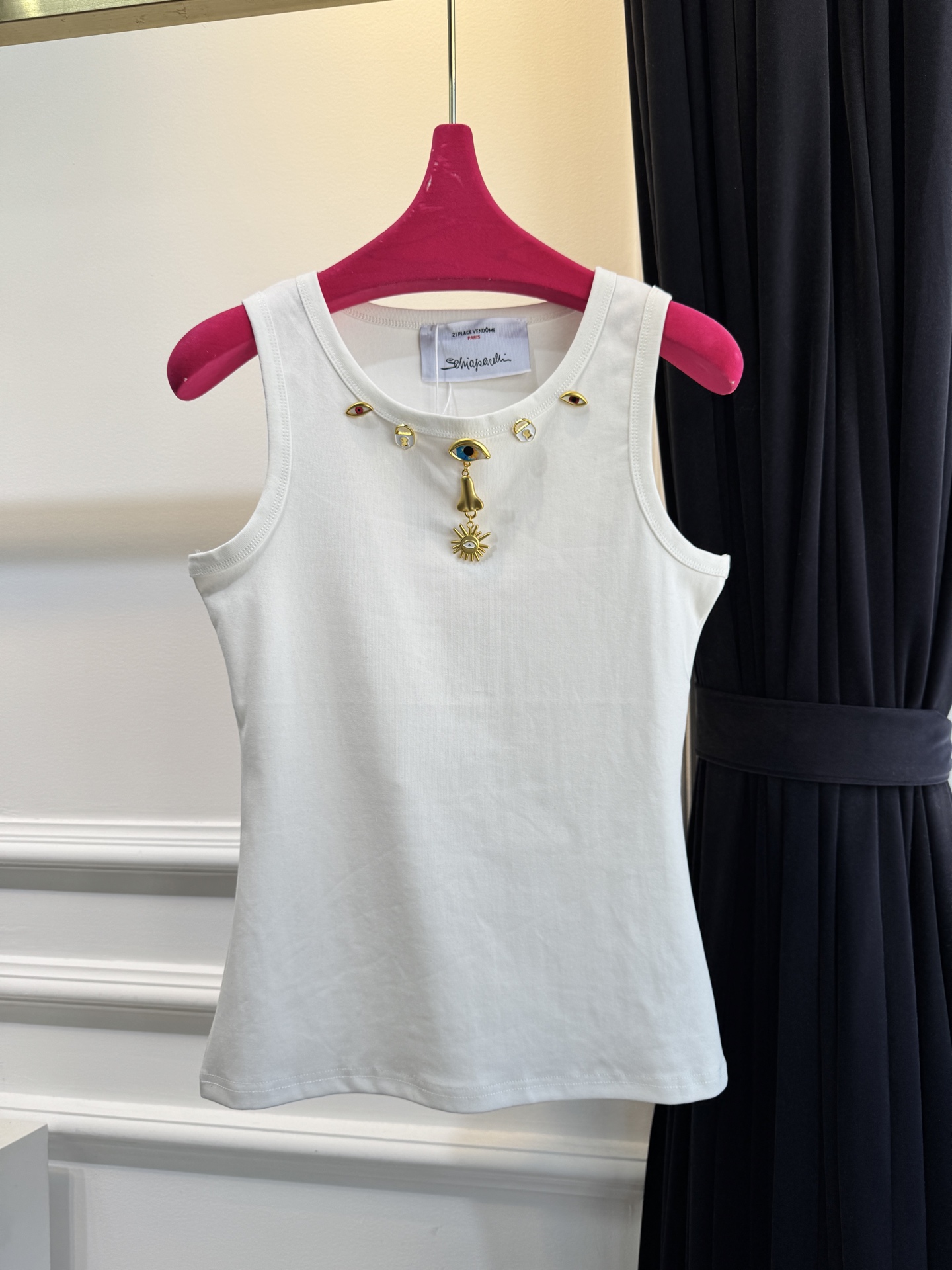 Schiaparelli（夏帕瑞丽）太阳金属背心采用修身无袖圆领版型，面料为弹性棉质，贴合身形且能勾勒肩