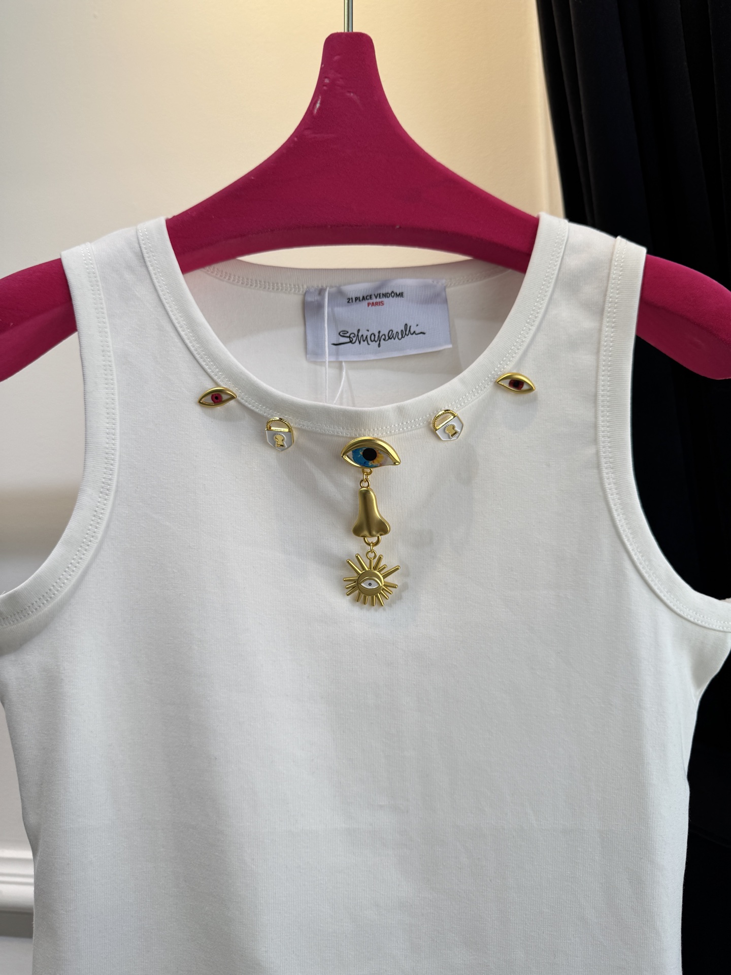 Schiaparelli（夏帕瑞丽）太阳金属背心采用修身无袖圆领版型，面料为弹性棉质，贴合身形且能勾勒肩